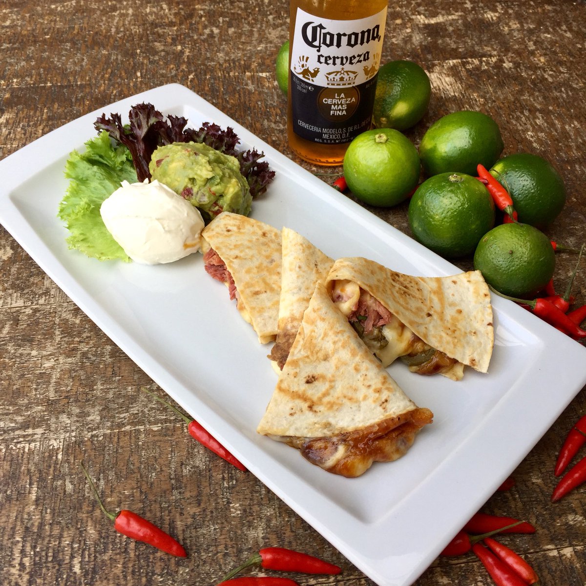 Duck quesadilla with smoked mozzarella, Hoisin sauce, red onion &amp; jalapeños served with guacamole &amp; sour cream. 
#marbs 
#puertobanus
#marbellafood 
#marbellalife 
#marbellalifestyle 
#foodies
#takeawayfood 
#takeaways
#takeawaymarbella
#fooddelivery
#drinkdelivery