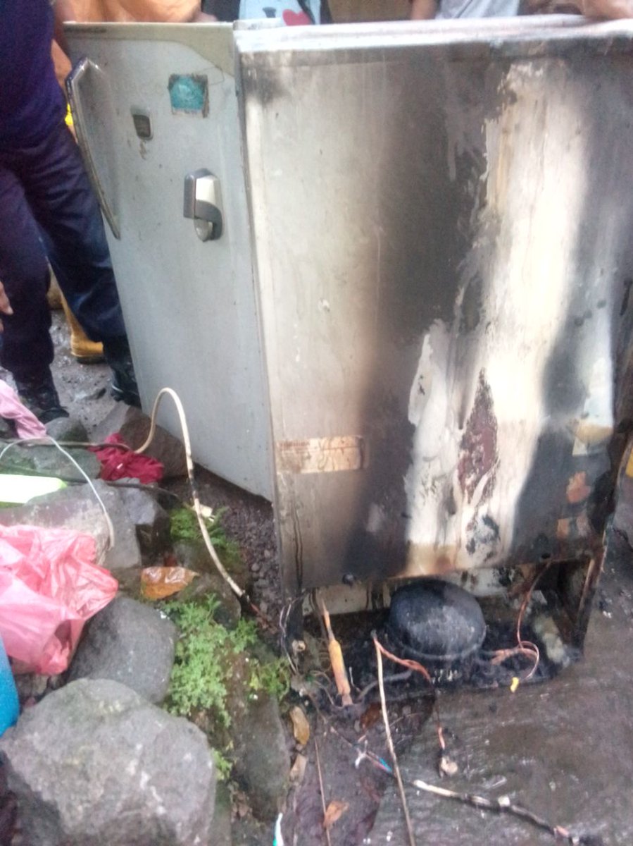 damkarsleman's tweet photo. Kejadian 65 (kebakaran) 
Kamis,24 Mei 2018 pkl.17:00 wib
Obyek yang terbakar kulkas
Pemilik rumah : Bpk.Sujiono(49)
Alamat: Ngancar ,Rt 04/ Rw 24, Tridadi, Sleman.
#DamkarSleman https://t.co/LD3BSvFrza