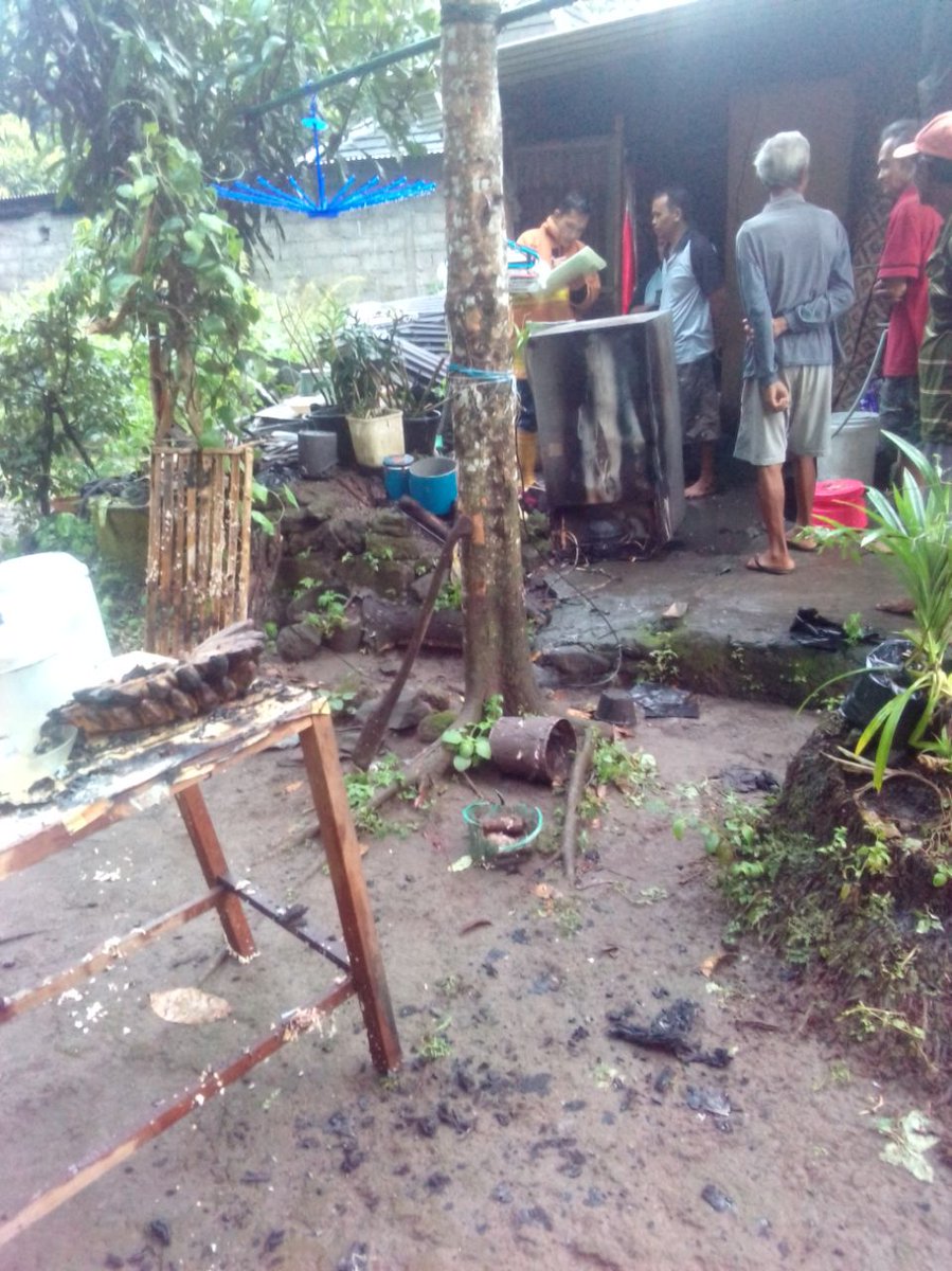 damkarsleman's tweet photo. Kejadian 65 (kebakaran) 
Kamis,24 Mei 2018 pkl.17:00 wib
Obyek yang terbakar kulkas
Pemilik rumah : Bpk.Sujiono(49)
Alamat: Ngancar ,Rt 04/ Rw 24, Tridadi, Sleman.
#DamkarSleman https://t.co/LD3BSvFrza