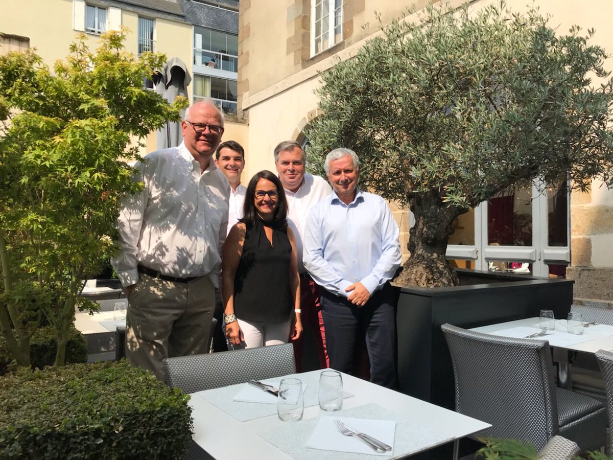 Le plan de table de <a href="/TVR/">TVR Cars Official</a> est enregistré .Diffusion à partir de vendredi soir #le carré #tvr