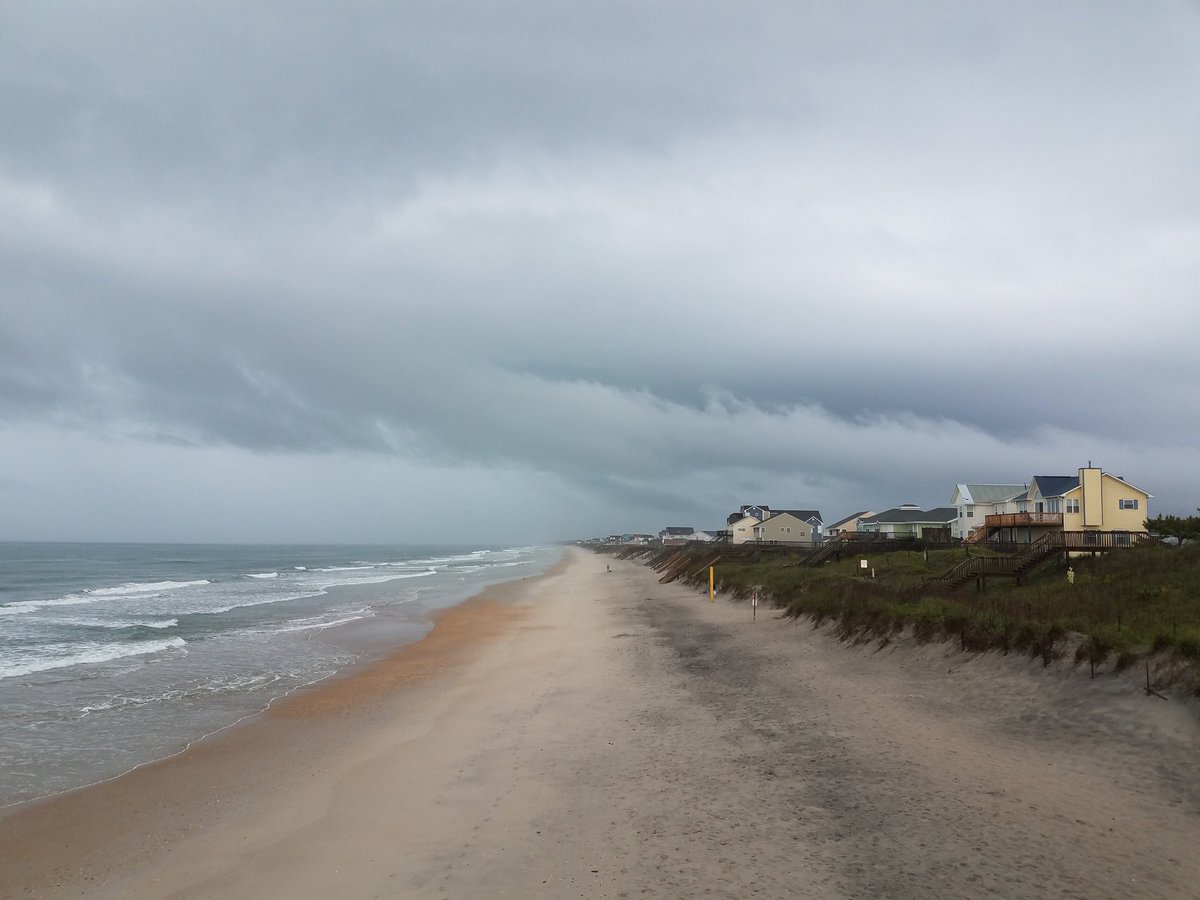 SurfCityPier's tweet photo. #ThursdayThoughts currently 71° with a light SSW wind at 4mph...the tide will be low at 11:12am.. high is at 4:57pm.. #HighWater #PierLifeProblems #IslandLifeProblems #StormClouds #StormyStart #SurfCityPier #Flooding #SurfCity #TopsailIsland #NC https://t.co/AOVFYsqO2f