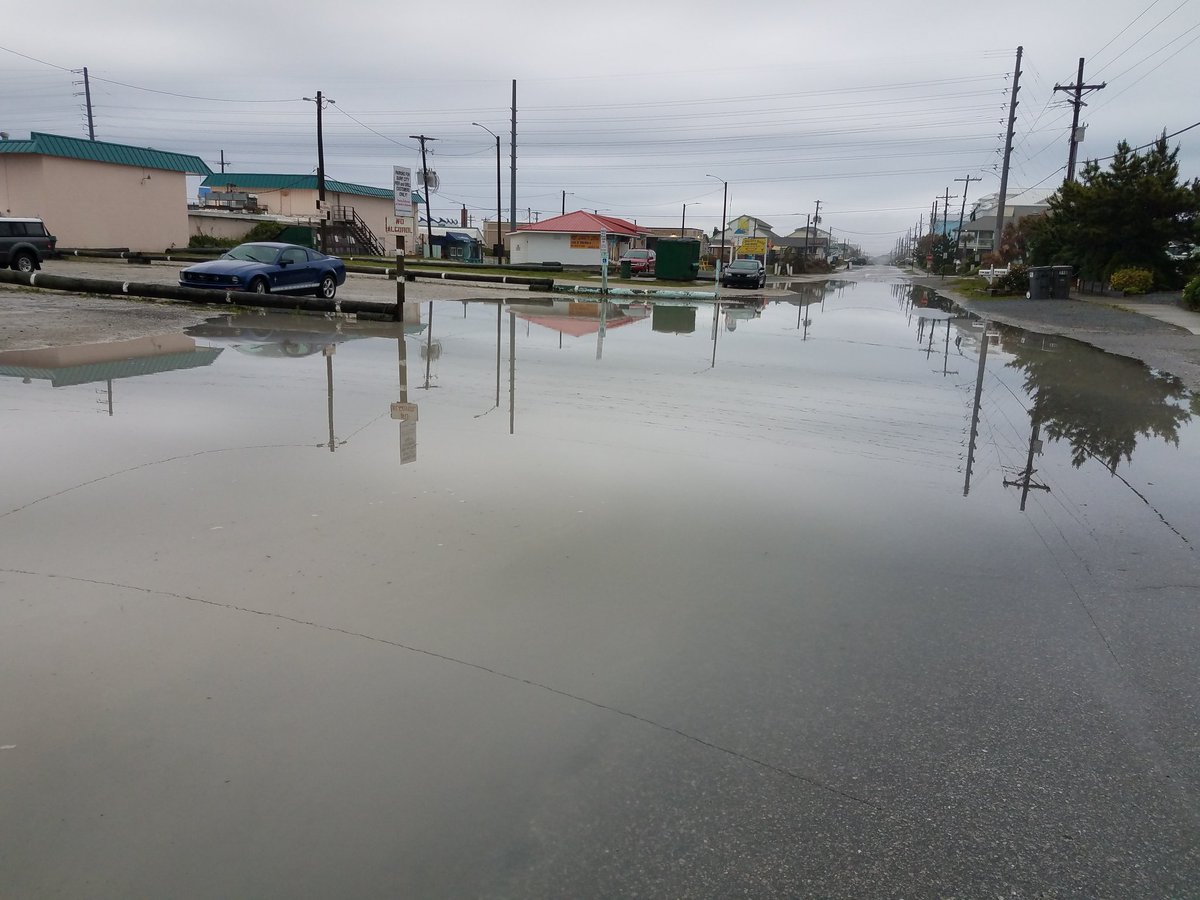 SurfCityPier's tweet photo. #ThursdayThoughts currently 71° with a light SSW wind at 4mph...the tide will be low at 11:12am.. high is at 4:57pm.. #HighWater #PierLifeProblems #IslandLifeProblems #StormClouds #StormyStart #SurfCityPier #Flooding #SurfCity #TopsailIsland #NC https://t.co/AOVFYsqO2f