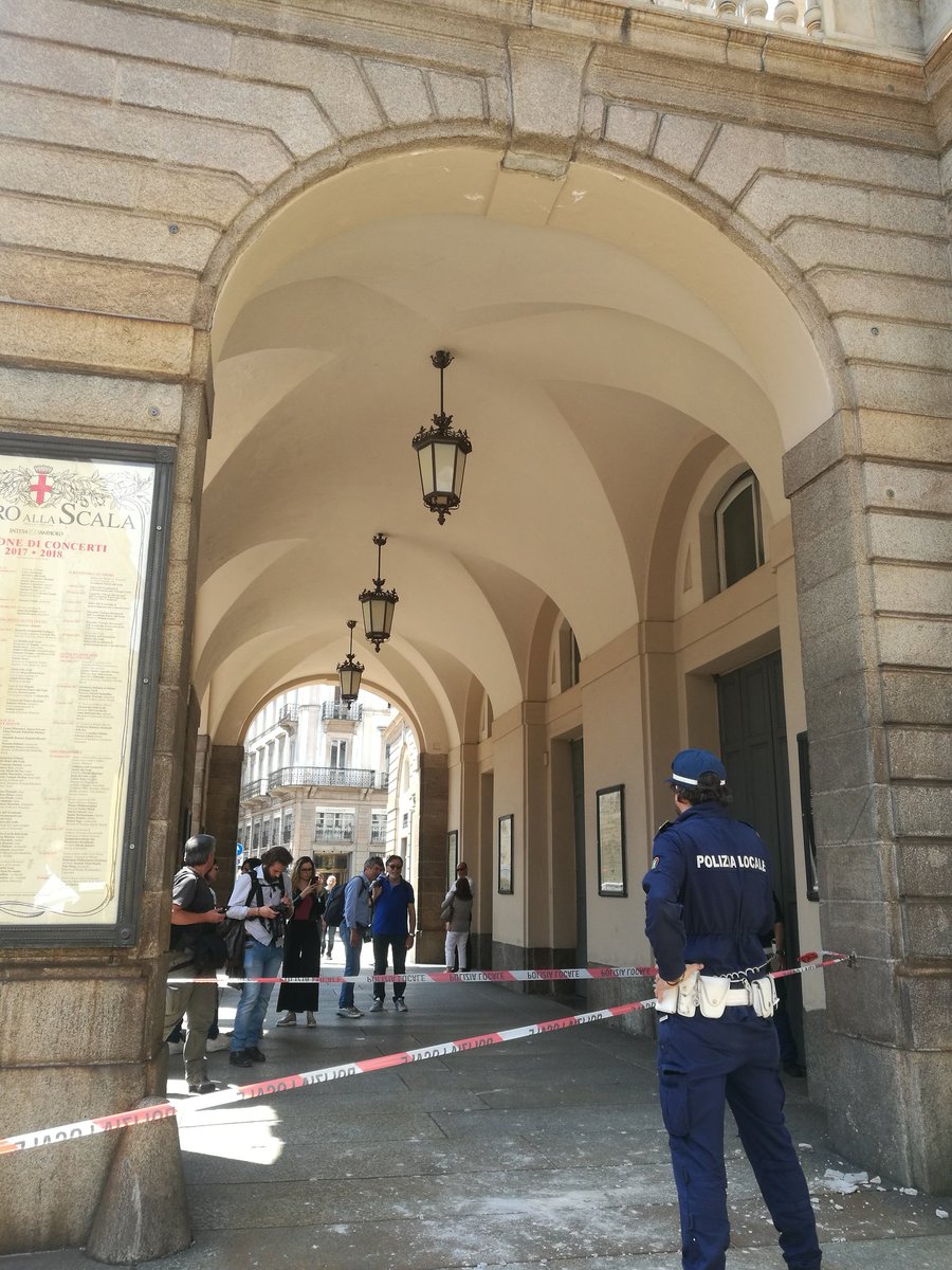 Euthumia's tweet photo. Nagyon gáz ez a milanoi scala.... hullik még a vakolat is 😈😈😈 #életem #turistalánykalandjai #hellomilan :) ;) https://t.co/ttO67skwFr