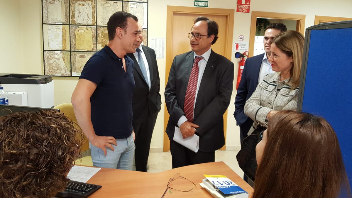 GVAhisenda's tweet photo. 📢@vicentsoler: "Des de la @generalitat hem atés a més de 260 persones en l'oficina d'Albaida durant la Campanya de la #Renda2017 i hem apropat el servici a tots el municipis de la comarca de la Vall d’Albaida i també als de La Safor i La Costera” 🖥👨‍👩‍👧 https://t.co/25GlgmTsNi