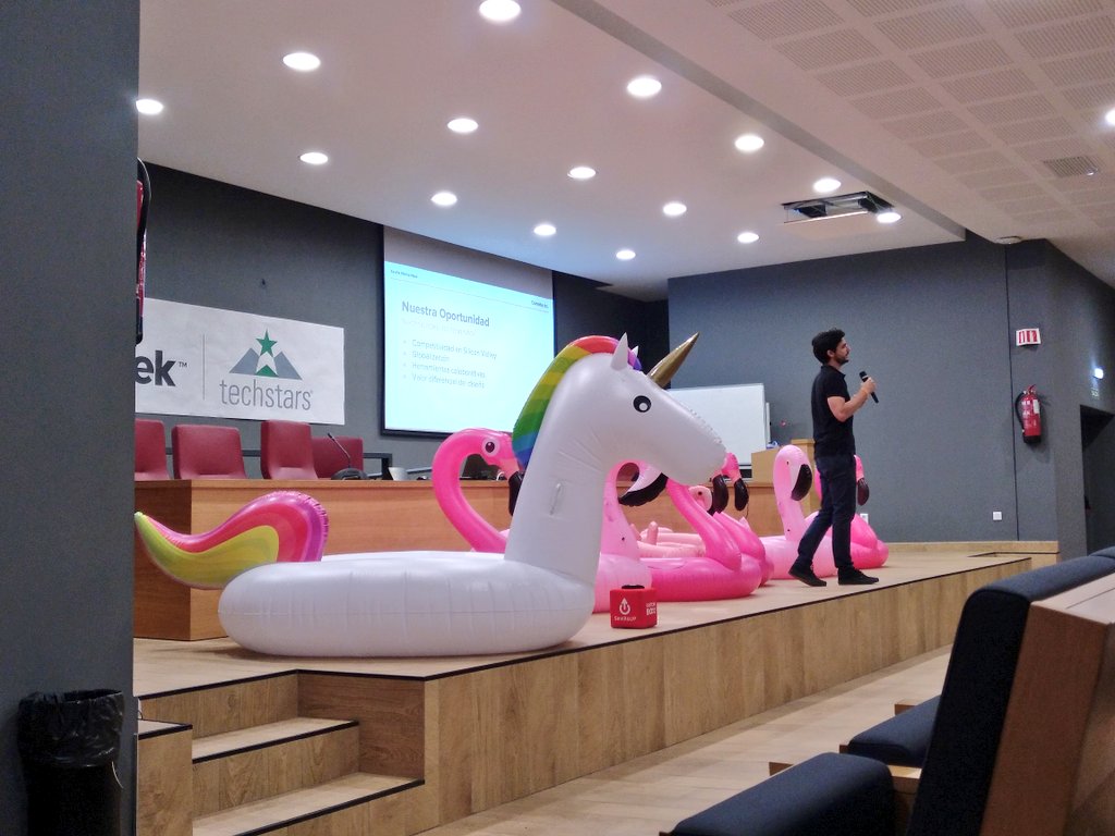 beurruti's tweet photo. Después de acompañar a @BracelitEs en #invierTLab junto con @AlzamoraJessica escuchando a @hectorginer CEO de @wearecommite en #SevillaWeek 👏 👉 El Network Effect es clave 👌 https://t.co/OPRe4fCvPs