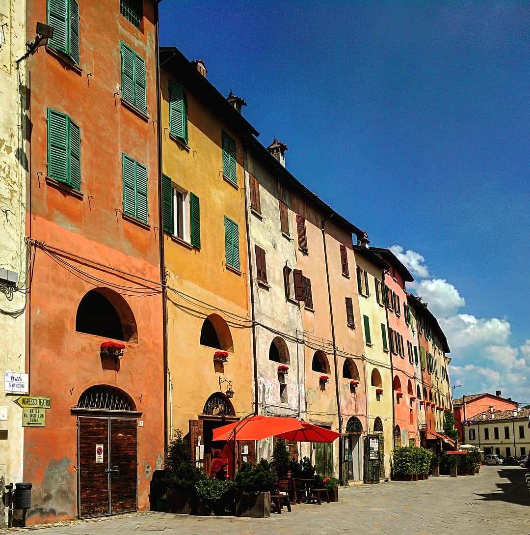 Questo weekend a #Brisighella vignaioli, artigiani e artisti daranno vita a una nuova edizione di <a href="/BorgoIndie/">Borgo Indie</a>, il festival delle produzioni agricole e culturali indipendenti ✌️borgoindie.it #BorgoIndie
Ph. Giordano Fetonti