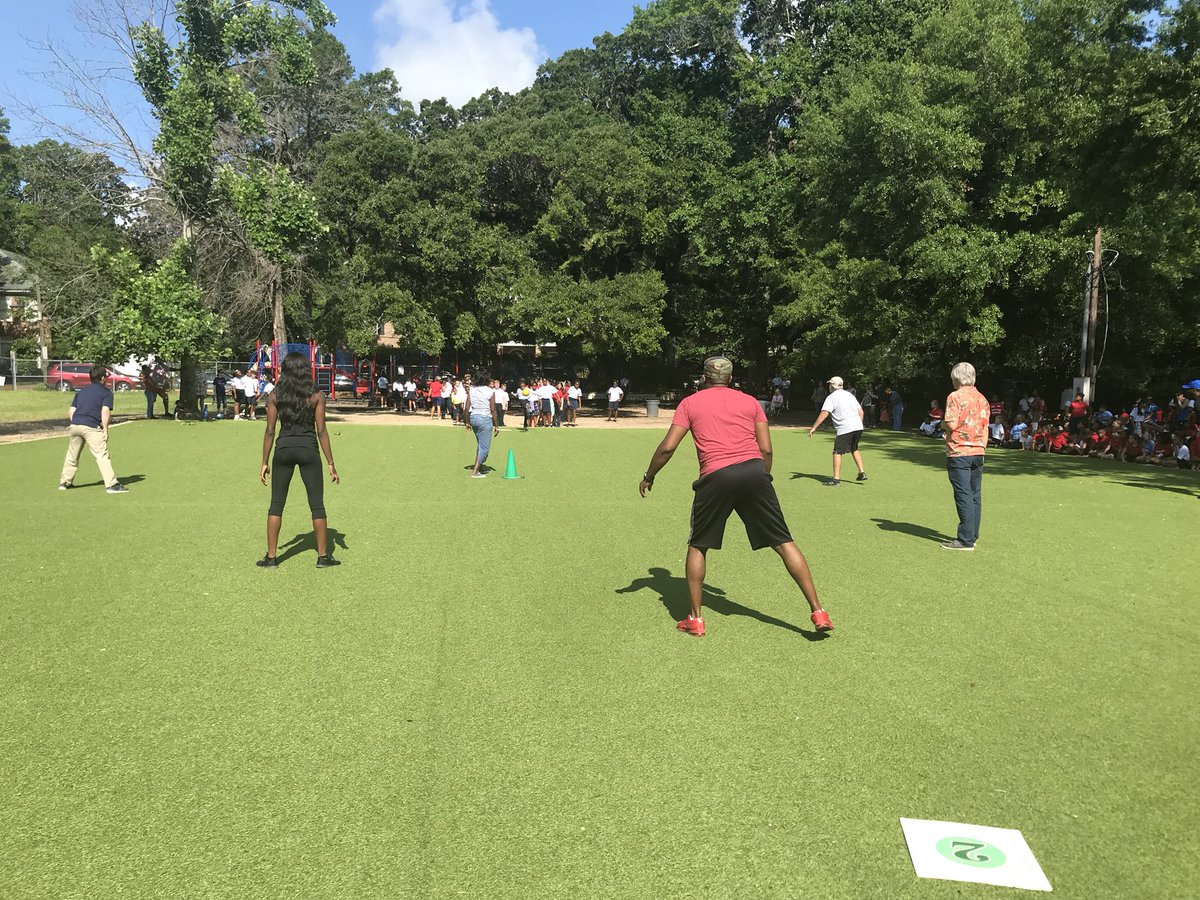 Hamiltons3Grade's tweet photo. Passing if the chain ceremony and 5th grade Student/parent kickball game. What a great year it has been! https://t.co/sJlv0ZVYAv