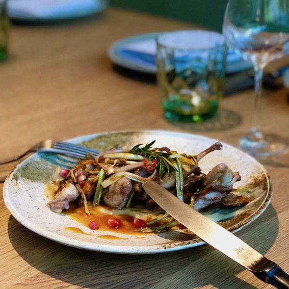 The touch of new season - lemon and mustard charred chicken in a rich jus with roasted carrots. 
.
.
.
#marylebone #chilternstreet #chiltern #paddingtonstreet #marlebonehighstreet #italianpasta #pastaitaliana #italianfood #italianfoodporn #cibitaliani #restaurants #pastafresca