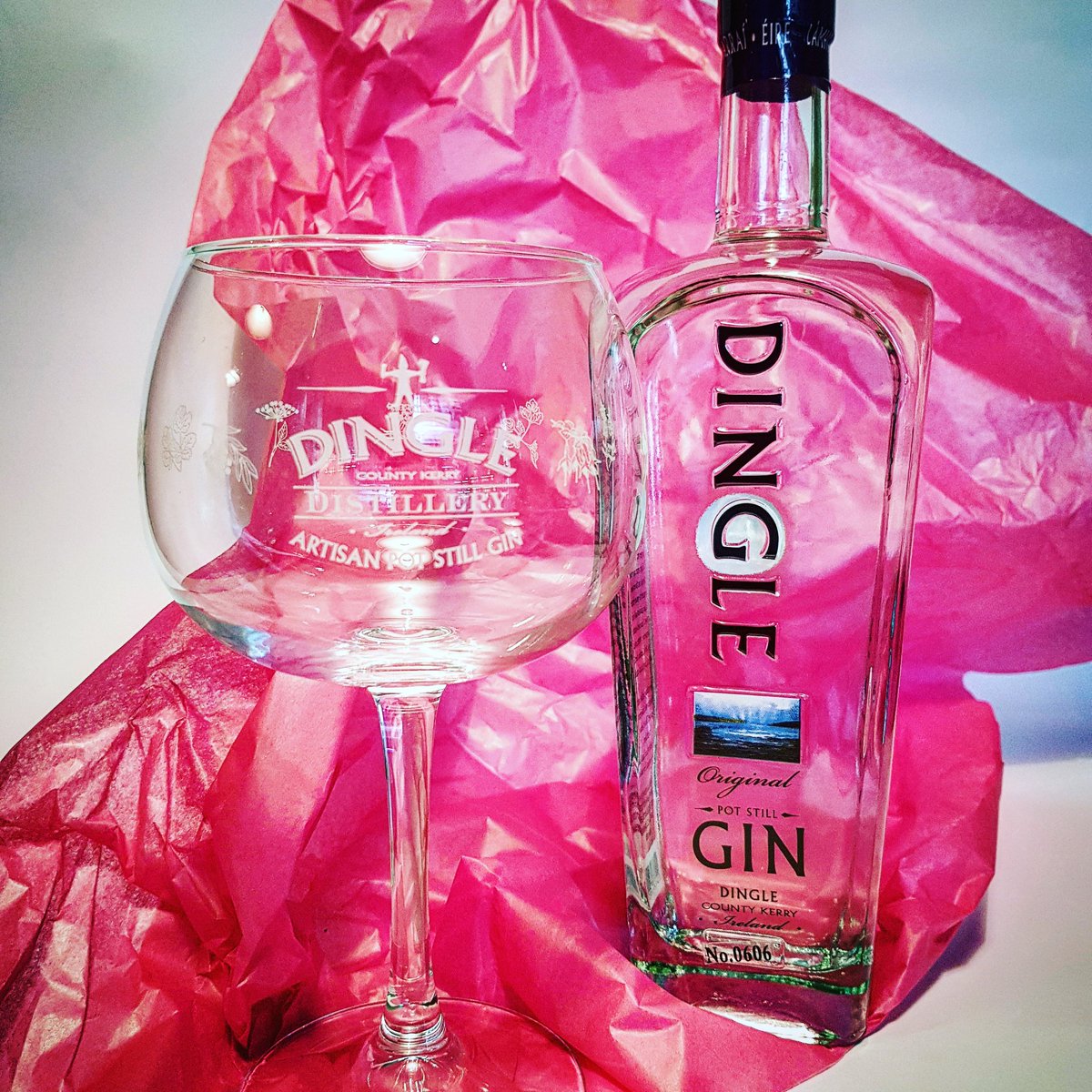 NicolasWBCanary's tweet photo. Free goblet glass with a purchase of @DingleWhiskey #gin !!!  #ginfestival is starting!!! You can't miss it! #ginlovers #ginfestival #ginandtonic #ThursdayMotivation #ginistheanswer #irishgin #gincraze  #dingle #Ireland #cheers #ginmaniac #London #CanaryWharf https://t.co/d8iSMgm8nf