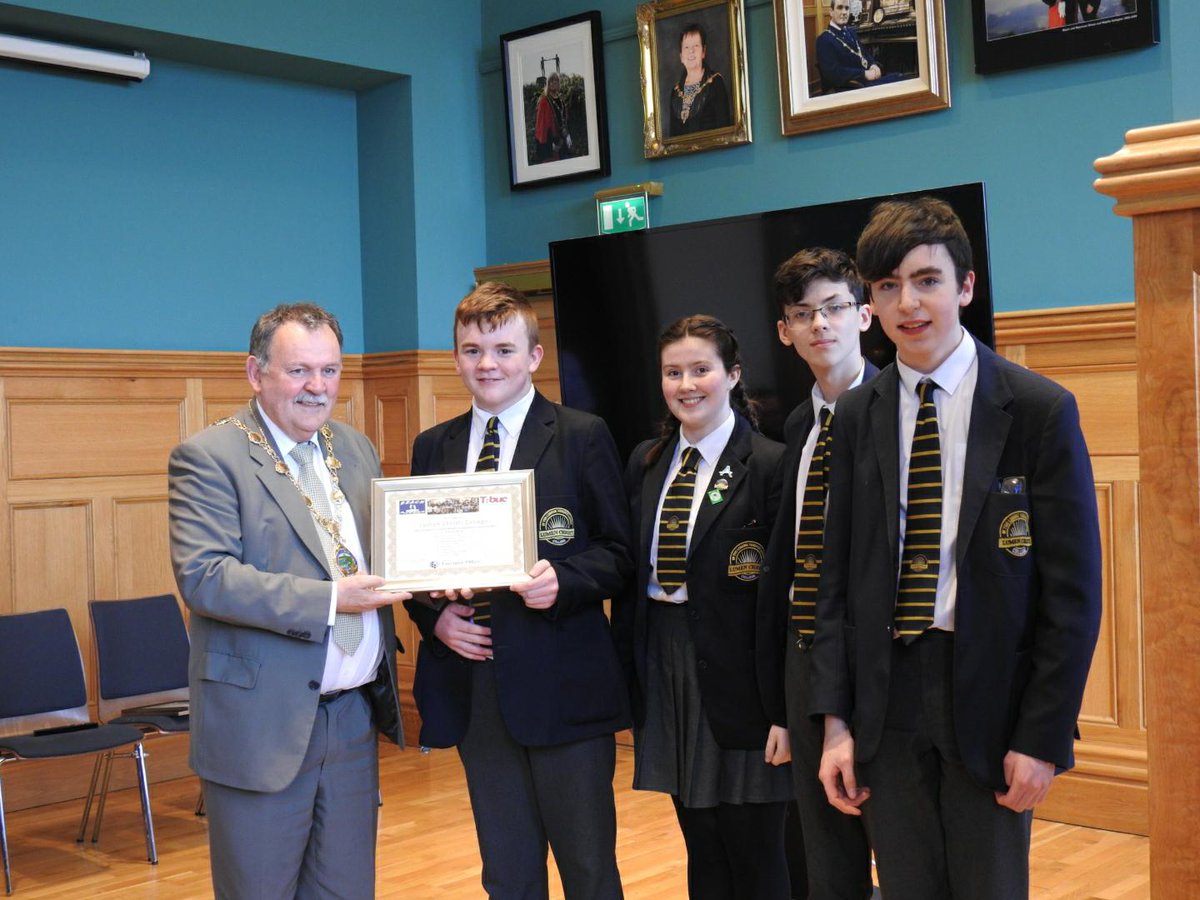 LumenChristi_NI's tweet image. Students from 10B Naill, Sarah-Jane, Cory and Morgan receiving their Shared Education certificate from the Mayor yesterday in recognition of their collaborative work this year with Oakgrove. #LearningForLifeandWork #SharedFuture