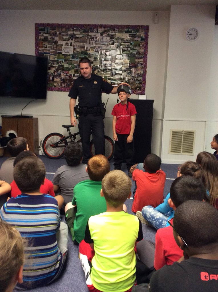 lrabenhorst12's tweet photo. 3rd Graders visit the Kenosha Safety Center. Officer Friendly explains bike rules and tips for neighborhood biking. https://t.co/AVbFJlzBWN