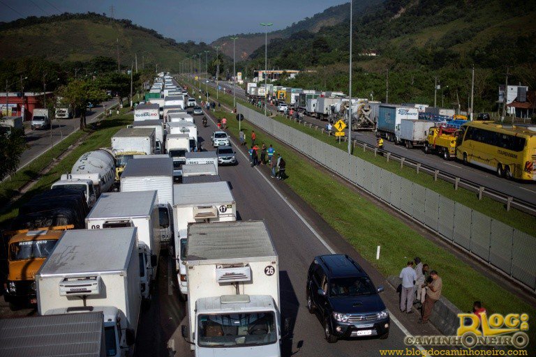 B2Caminhoneiro's tweet photo. Quarto dia de greve - Sem caminhão o Brasil parou! https://t.co/Re5dNC4lMe https://t.co/B6eE9vBn8C