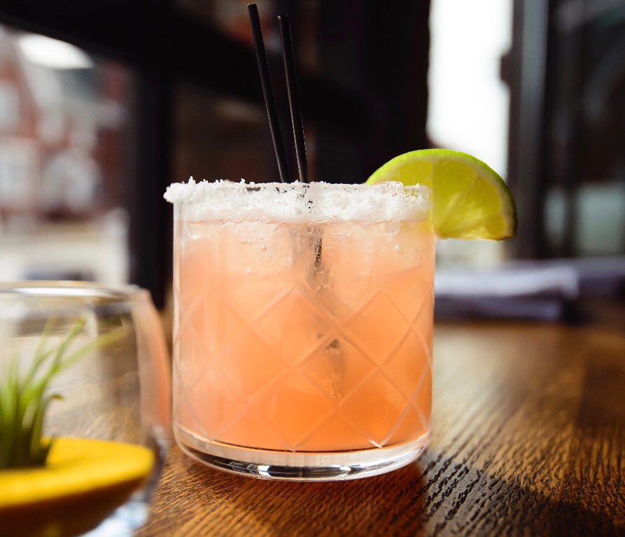 90 degree days deserve a Rhubarb Marg, or two.
#summer 
#patio 
#rhubarb 
#margarita 
#local 
#stirnella 
#blackstonedistrict