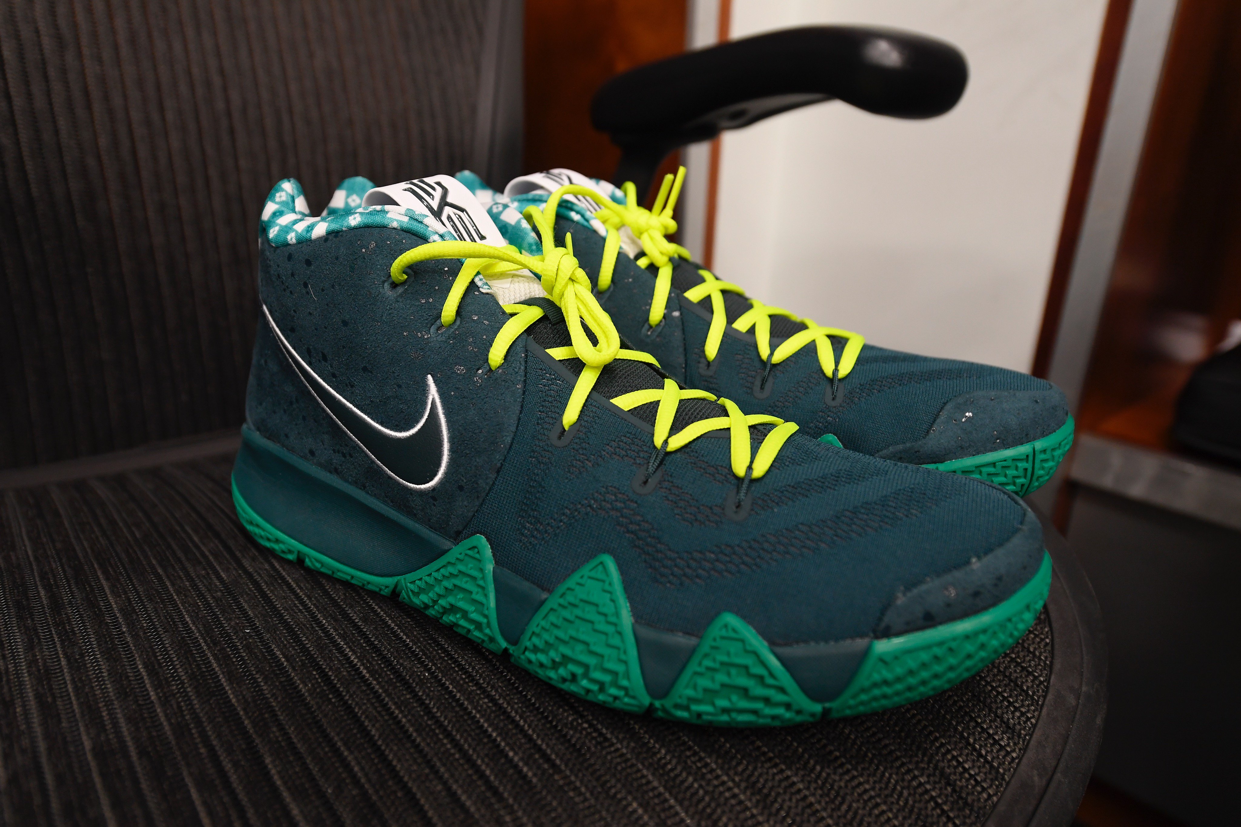 Kyrie 4 shop footlocker canada