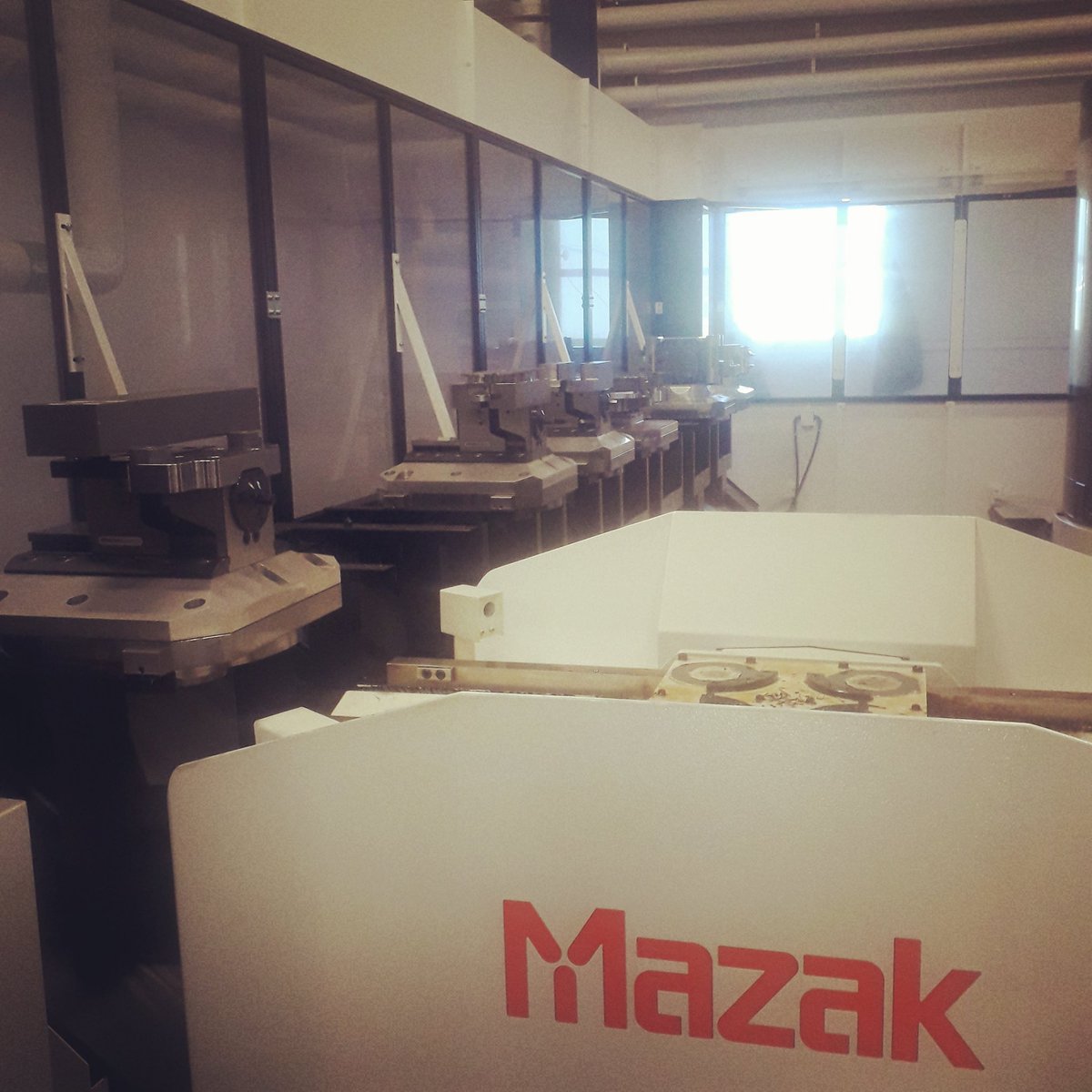 Atlingsteadies's tweet photo. Our Mazak Variaxis i-600 is 100% adapted to produce parts for #atlingsteadies. Equipped with the Palletech Manufacturing Cell and #langtechnik clamping vices it delivers quality products just in time! #atling #cnclathe #workholding  #steadyrest @MazakEurope @langtechnik https://t.co/yTo5wy0DTP