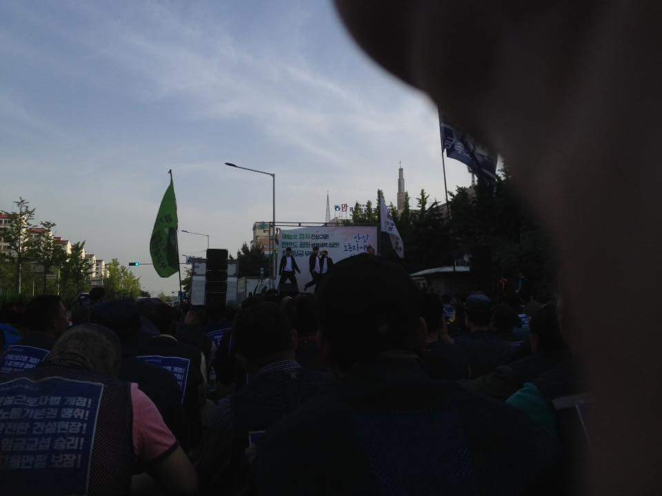 세월호 참사 진상규명!
한반도 평화 방해세력 심판!
최저임금 무력화 저지!

안산 노동자 시민 한마당 중이다.