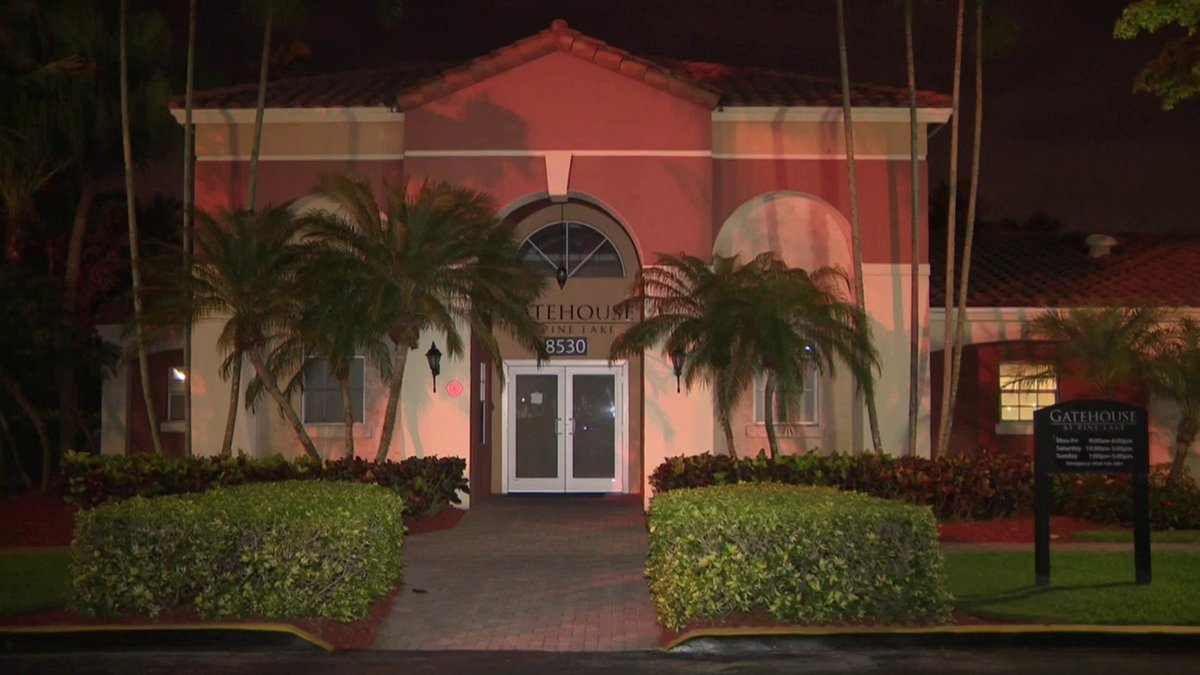 Shooting victim dies after being taken to Memorial Hospital Pembroke bit.ly/2saDVmi?utm_so… https://t.co/XgAIgewHri