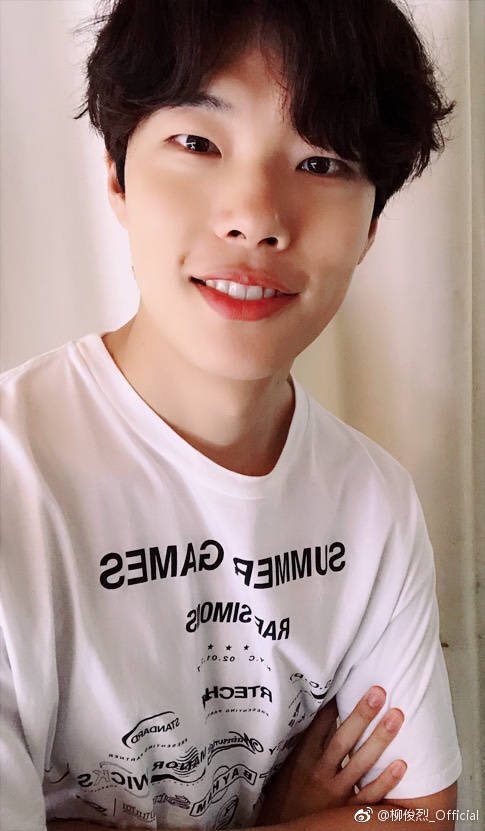 junyeol's smile brings me life 💞