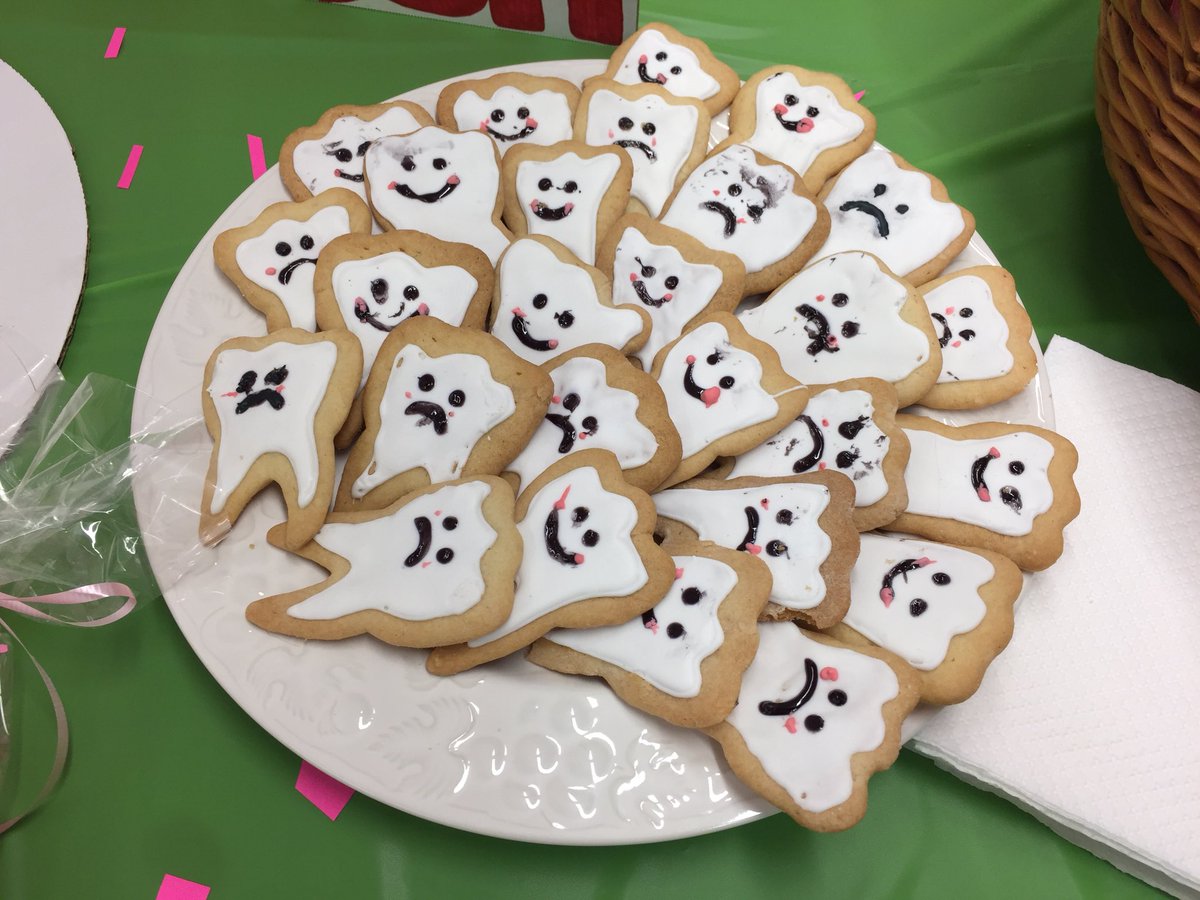 SueSpeirs_RT's tweet photo. It’s On! #SweetTooth2018 @GPNHS @GPSchools Appli d Med students have hit the mark with a richly frosted research poster session! @katecalmurray https://t.co/SlkHA7Sqai
