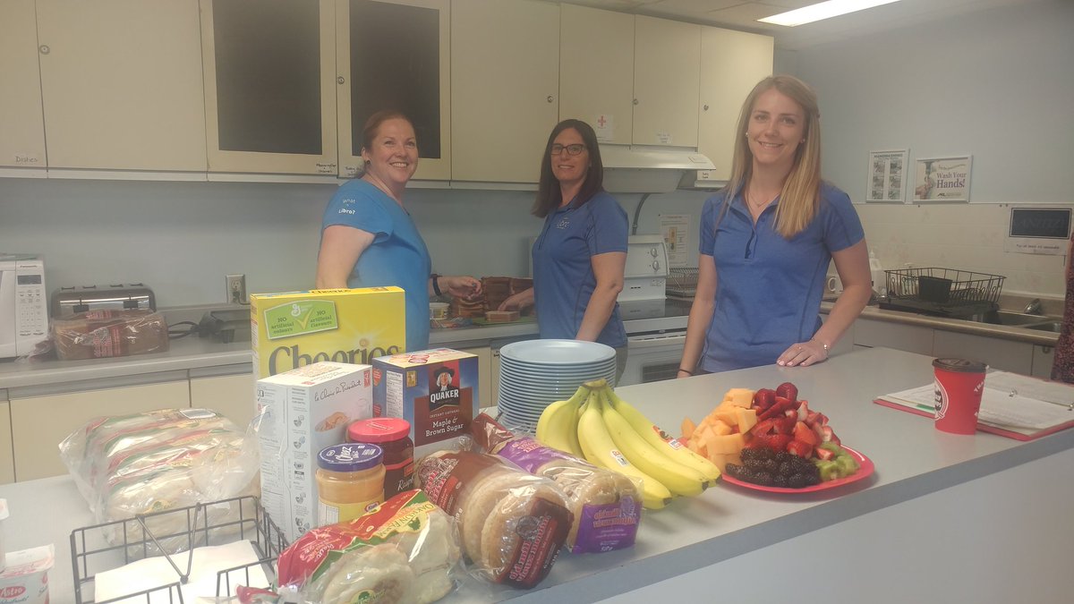Leens01's tweet photo. .@unitedwayemca @LibroCU volunteering their time and talent at the breakfast program #NRAWP thank you for sharing your morning with us #dogooders #awesomesauce https://t.co/fdaVCqFKUL