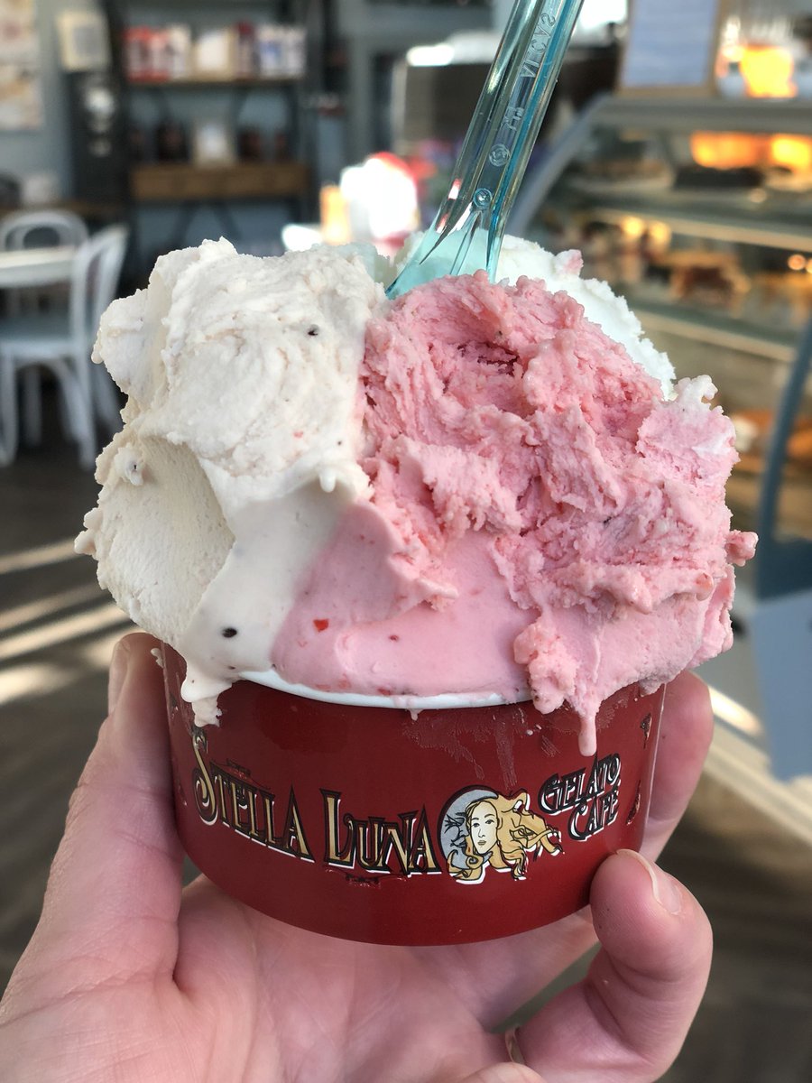 suzmrobertson's tweet photo. Last nights @runottawa 6@6 was brought to you by cherry blossoms and post run @StellaLunaCafe gelato 🏃🏻♀️🌸🏃🏻♂️🍧#runottawa #FrontlineRaceTeam #armyrun #TORW #itsallaboutbalance https://t.co/UyDX80wNz7