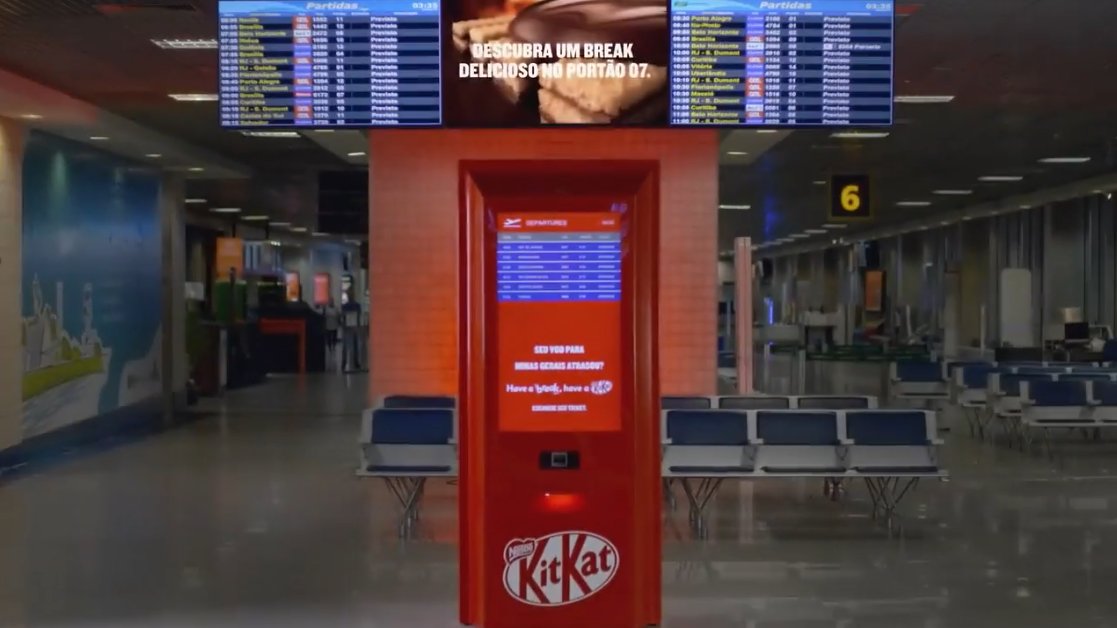 lacriaturacreat's tweet photo. Esta máquina da Kit Kat gratis si tu vuelo ha sido retrasado para que "te tomes un respiro" >>> https://t.co/N3hi1eQib7 https://t.co/z8MYitKTKh
