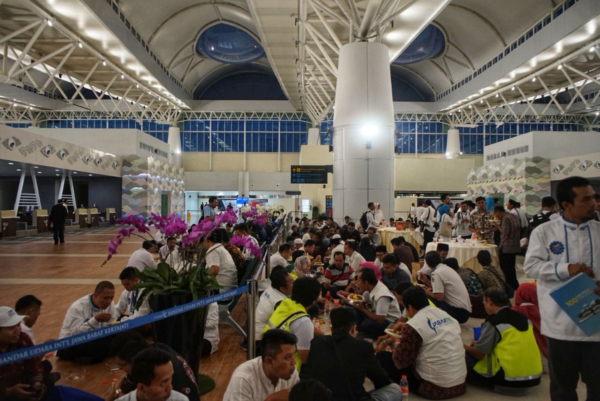 INJairports's tweet image. Pendaratan perdana di bandara Kertajati terselenggara dengan lancar dan sukses. Sore ini diselenggarakan kegiatan syukuran yang dihadiri oleh Gubernur Jawa Barat sebagai wujud apresiasi dan wujud syukur. Salah satu kegiatan yg dilaksanakan adalah berbuka bersama.