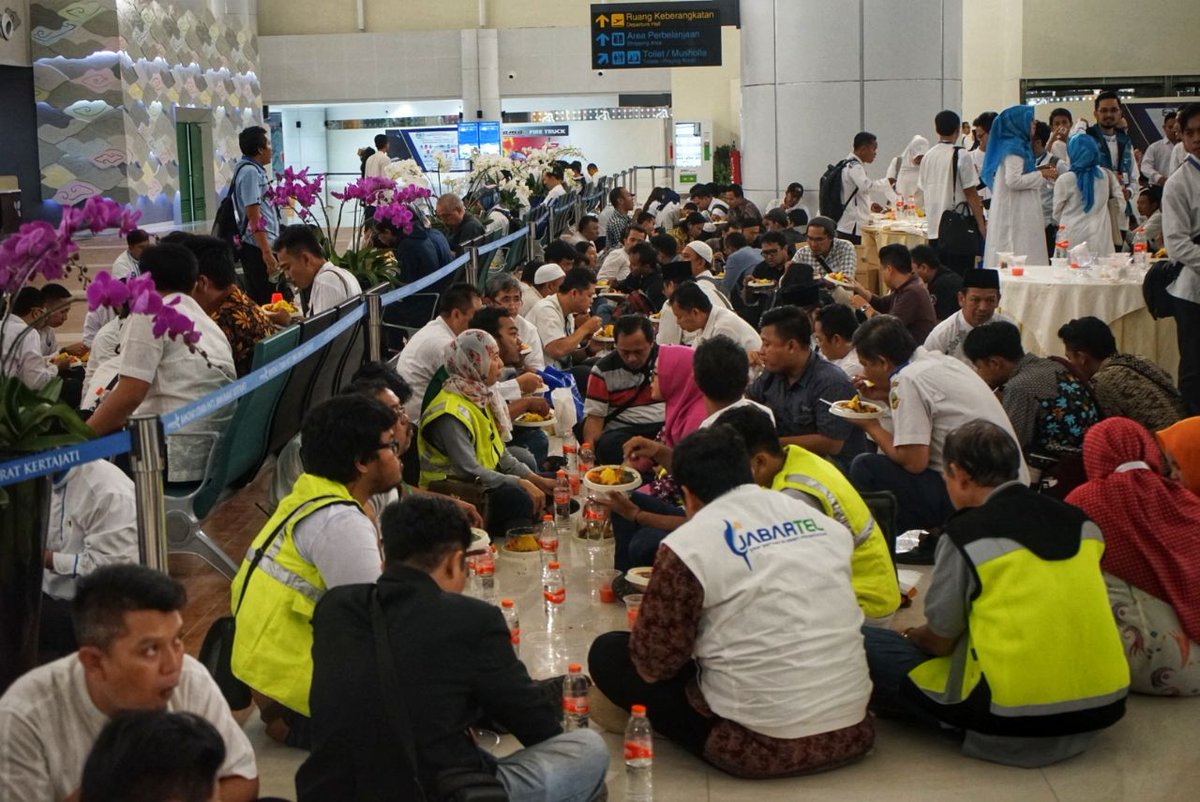 INJairports's tweet image. Pendaratan perdana di bandara Kertajati terselenggara dengan lancar dan sukses. Sore ini diselenggarakan kegiatan syukuran yang dihadiri oleh Gubernur Jawa Barat sebagai wujud apresiasi dan wujud syukur. Salah satu kegiatan yg dilaksanakan adalah berbuka bersama.