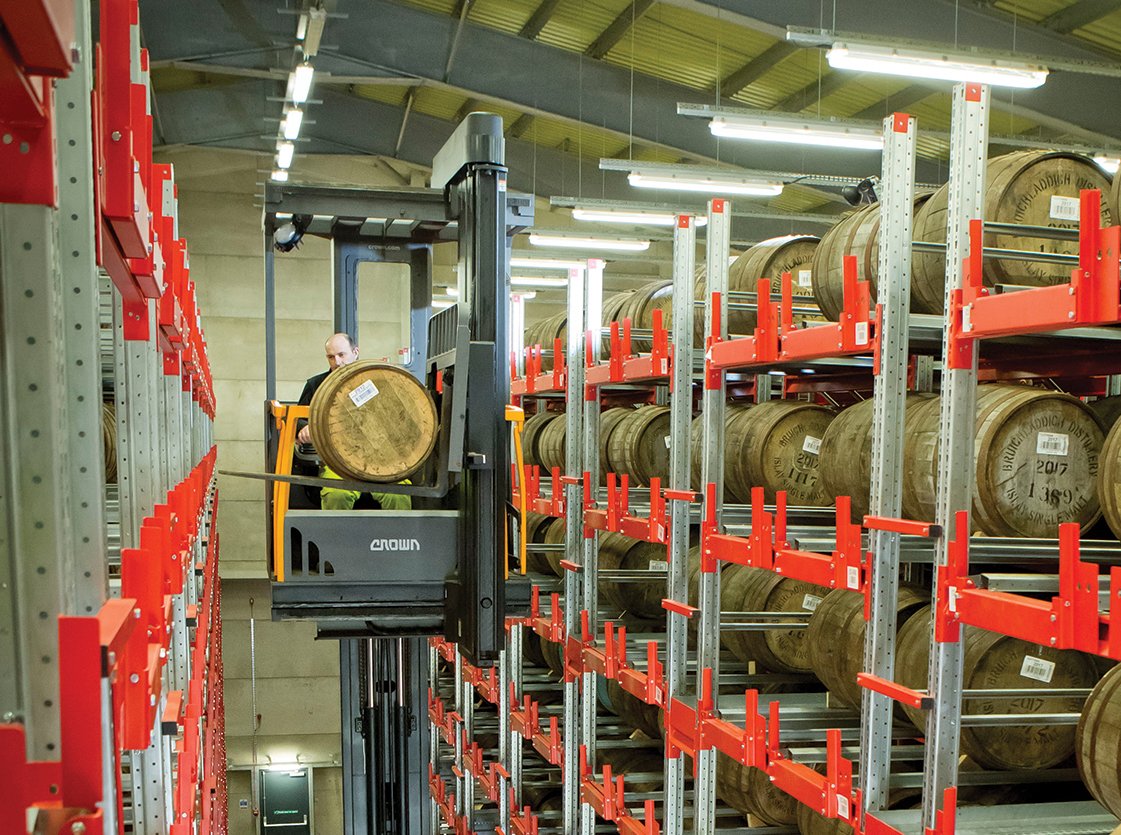 crown_Italia's tweet photo. Carrelli elevatori di qualità superiore per un #whisky di qualità superiore: l'eccellente servizio clienti di Crown è stato il fattore decisivo per la distilleria #Bruichladdich. #CrownAtWork https://t.co/ezBAYiYWWM https://t.co/5HNxki24QT