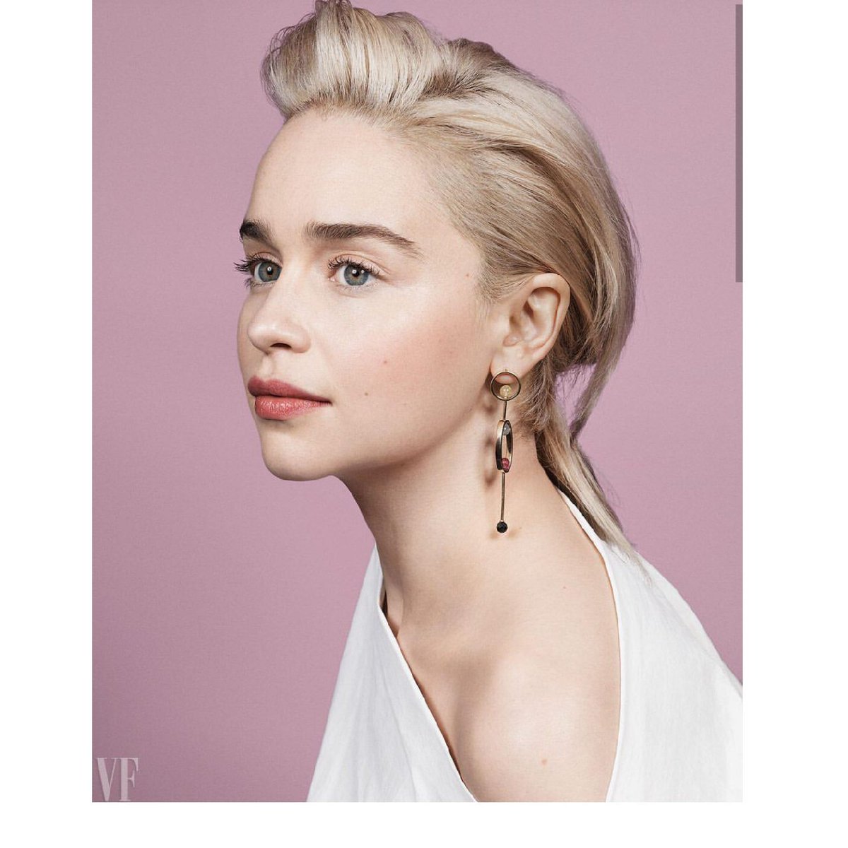 OnoBello's tweet photo. #OBEditorials
Hollywood superstar, #EmiliaClarke, is all about that natural youthful glow as she covers the latest issue of #VanityFair shot by #CraigMcDean
#OnoBello #OBCelebrities #OBEntertainment #editorials #celebrities #entertainment https://t.co/9exk8WRK66