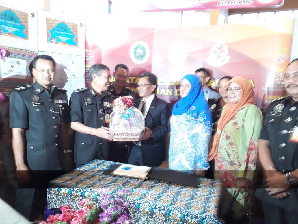 abnasif80's tweet photo. Majlis Penyerahan Sumbangan Kuih Raya utk pasukan keselamatan Negeri Sabah. Terima kasih Ketua Menteri Sabah Datuk Seri Mohd Shafie Apdal dan Kerajaan Negeri Sabah yg sentiasa prihatin terhadap sumbang pasukan keselamatan di negeri Sabah. https://t.co/CwtM6gvT5C