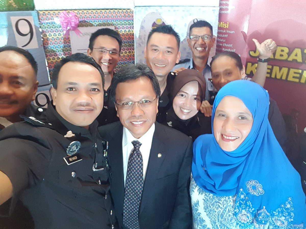 abnasif80's tweet photo. Majlis Penyerahan Sumbangan Kuih Raya utk pasukan keselamatan Negeri Sabah. Terima kasih Ketua Menteri Sabah Datuk Seri Mohd Shafie Apdal dan Kerajaan Negeri Sabah yg sentiasa prihatin terhadap sumbang pasukan keselamatan di negeri Sabah. https://t.co/CwtM6gvT5C