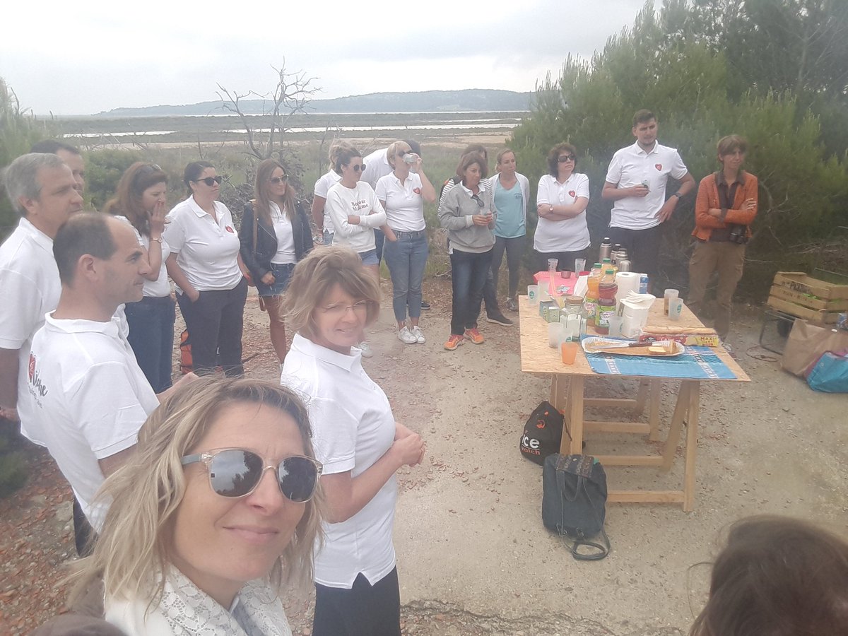 MarieBlandenet's tweet photo. Collecte et tri des déchets / semaine de la solidarité à Gruissan #sdls2018 être utile autrement @CaissepargneLR #solidarité https://t.co/ALbHB4KUHO
