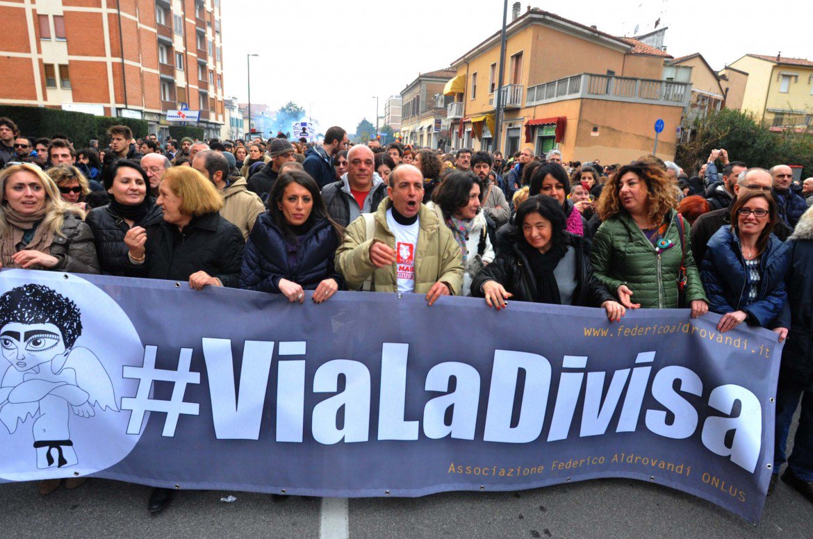 unoscribacchino's tweet image. "Quattro euro di risarcimento simbolico. Non mi interessa che vadano in carcere, ma voglio che si tolgano la divisa. Mio fratello è morto nelle loro mani, non devono fare più questo lavoro".

Lucia è la sorella di Giuseppe Uva, ucciso a Varese dieci anni fa.

#vialadivisa