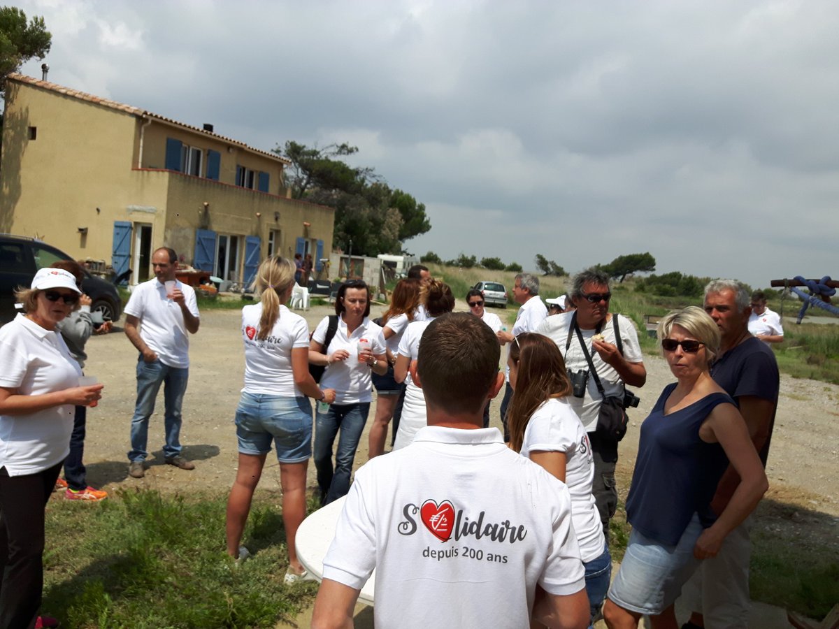 MarieBlandenet's tweet photo. Collecte et tri des déchets / semaine de la solidarité à Gruissan #sdls2018 être utile autrement @CaissepargneLR #solidarité https://t.co/ALbHB4KUHO
