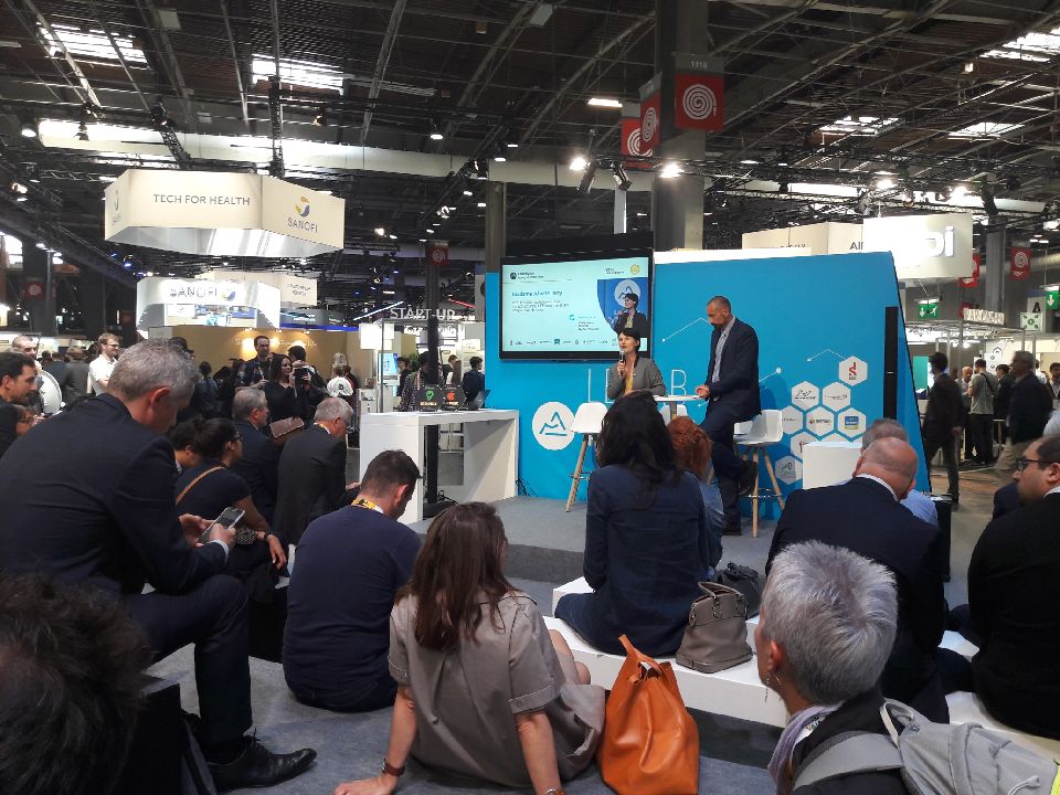 auvergnerhalpes's tweet photo. // #VivaTech2018 //
Remise des trophées. Félicitations à #id4feed, vainqueur du challenge #agritech, et @BaguetteAcademy, vainqueur du challenge #foodtech. #VivaTech https://t.co/3dIN71FlZU