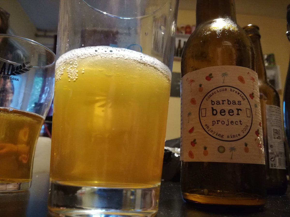 esbirrodebirra's tweet photo. Catita improvisada con amigos, y la cosa iba de frutitas... Punkarra de @laugarbrewery, frutal con toque cítrico, la ya comentada antes Milky Brain de @Naparbier y algo totalmente diferente a estas como es la Funky Picnic de #barbasbeerproject sour con toque afrutado al final🍻🍎 https://t.co/AnqzddfXOf