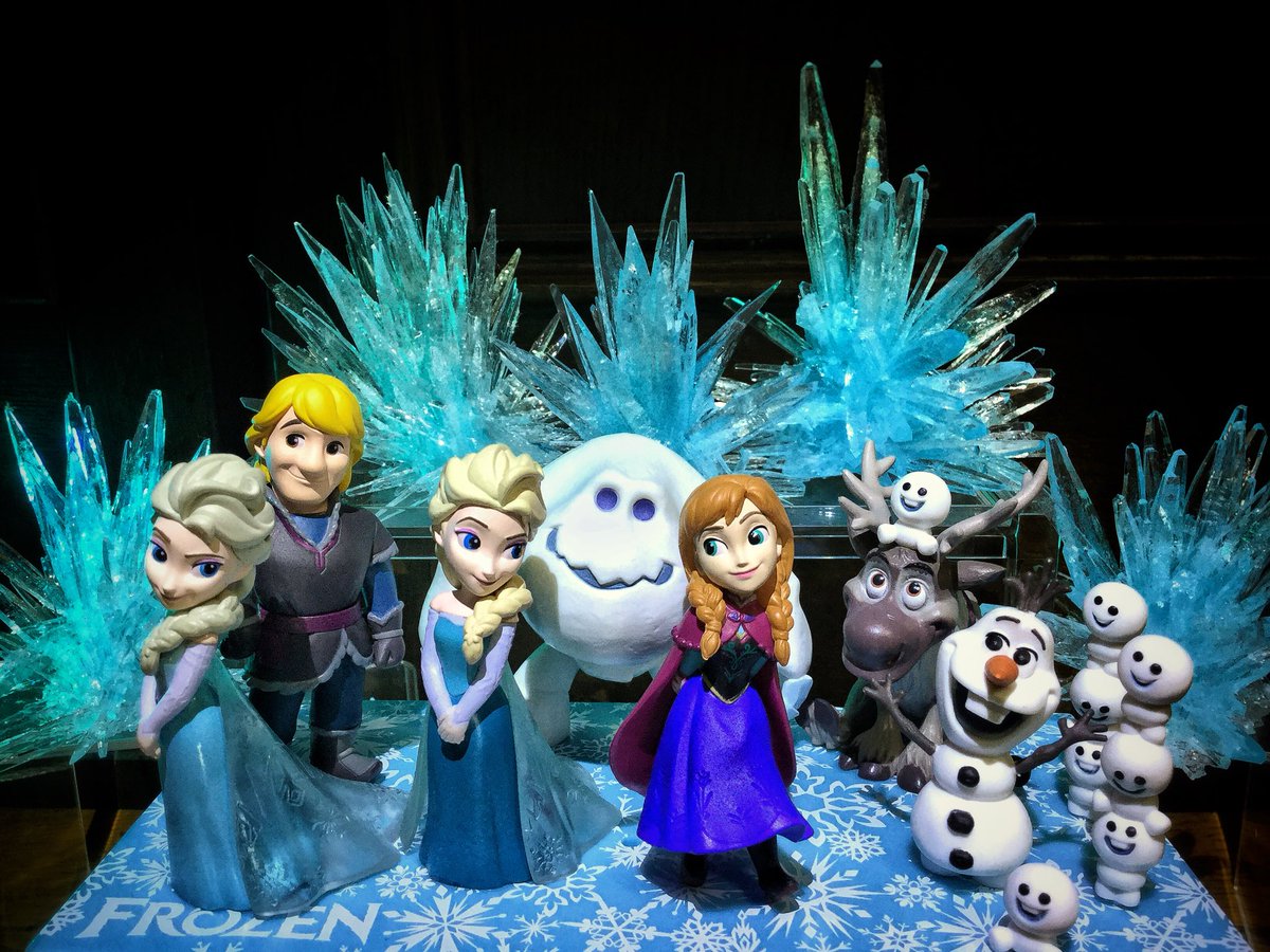 Zehu Pa Twitter ディズニーキャラクターズ ワールドコレクタブルフィギュア アナと雪の女王 今更感がハンパないですが やっとエルサが届いたので写真撮影 スノーギースを沢山獲って台いっぱいに飾ろうと考えてたけど 余りにも出来がお粗末だったので２つで中止