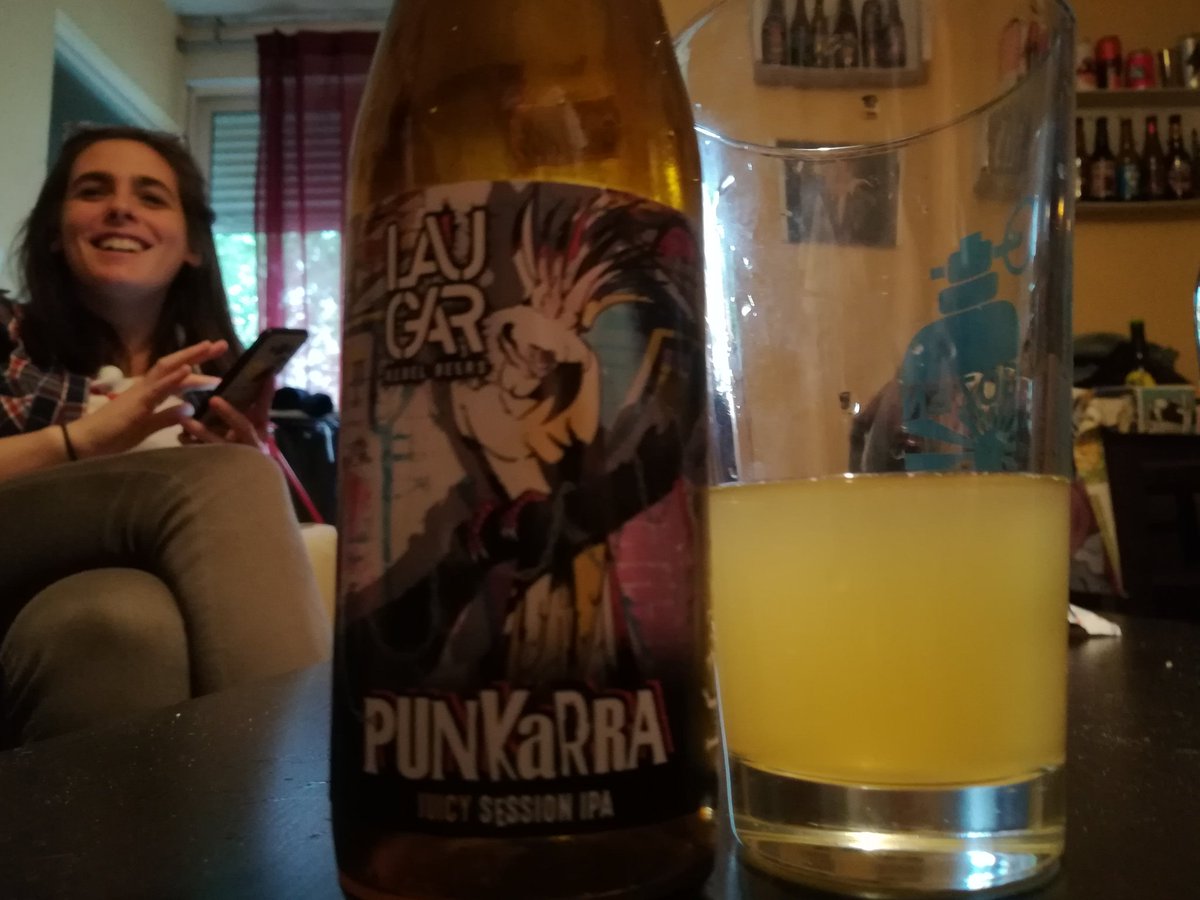 esbirrodebirra's tweet photo. Catita improvisada con amigos, y la cosa iba de frutitas... Punkarra de @laugarbrewery, frutal con toque cítrico, la ya comentada antes Milky Brain de @Naparbier y algo totalmente diferente a estas como es la Funky Picnic de #barbasbeerproject sour con toque afrutado al final🍻🍎 https://t.co/AnqzddfXOf
