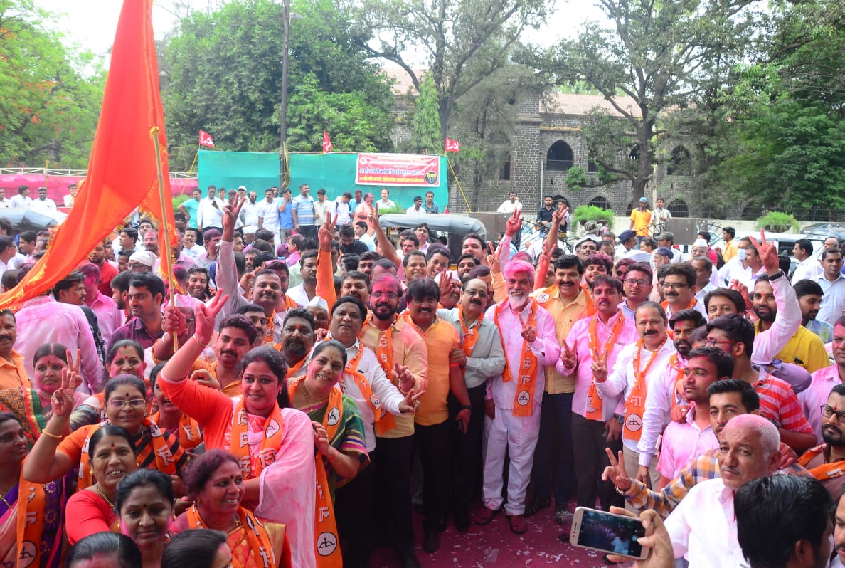 नाशिक विधानपरिषदेचे नवनिर्वाचित आमदार श्री. नरेंद्र दराडे जींसमवेत विजय जल्लोष साजरा करताना! #ShivSena #Nashik <a href="/ShivSena/">Shiv Raj</a> <a href="/AUThackeray/">Aaditya Thackeray</a> <a href="/rautsanjay61/">Sanjay Raut</a>