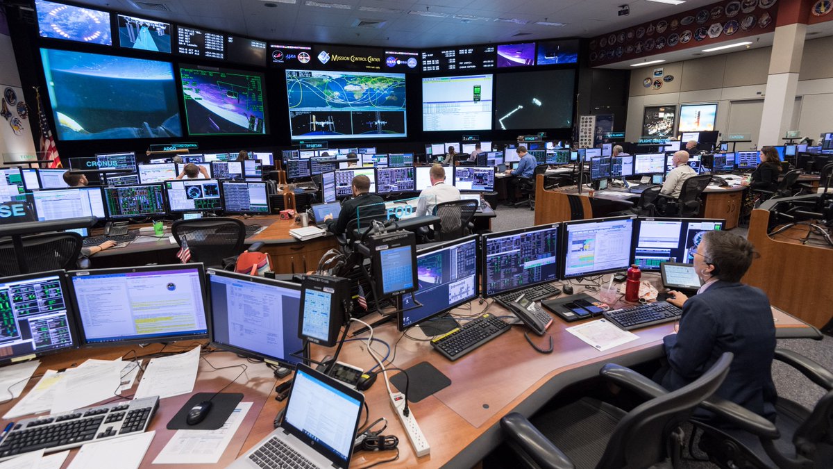 NASAJohnson's tweet photo. Mission controllers in Houston monitor the arrival of the @OrbitalATK #Cygnus resupply ship delivering 7,400 pounds of science and supplies today to the International @Space_Station. https://t.co/IQzrBVFoCR