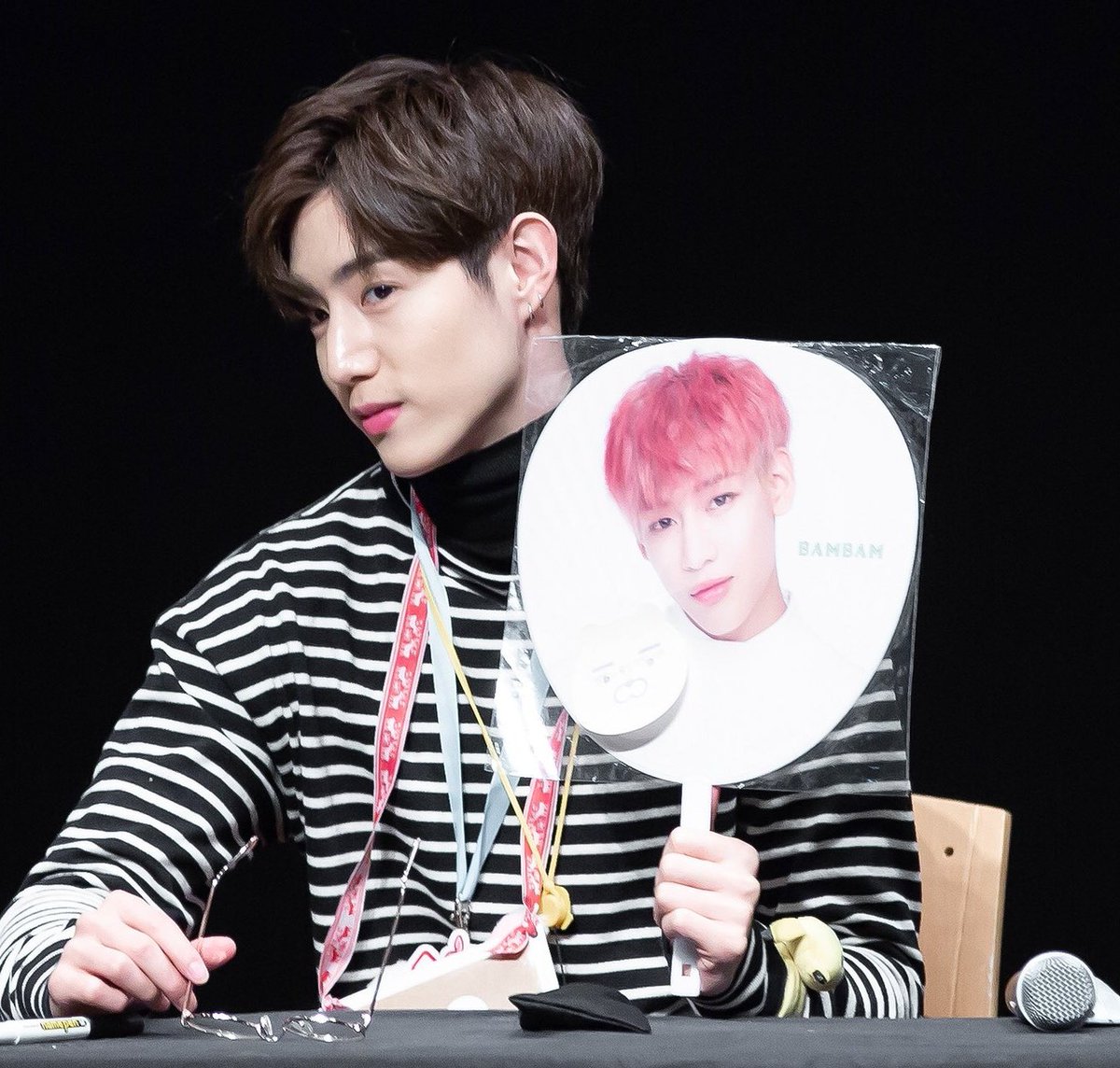 Kimmoon_Phitch's tweet photo. อกซ: "Mark เป็นอะไรกับ Bam ? เห็นสนิทกันมากเลย.."
Mark:"ผมพูดไม่ได้อะ ดูหน้าผมสิ"
อกซ: "อ่อ เป็น.....กัน(ต์)
#bambam1a #MarkBam #PremiosMTVMiaw #MTVLAKPOPGOT7
#SleepwithBAMBAM https://t.co/Ptk1ujvAVE