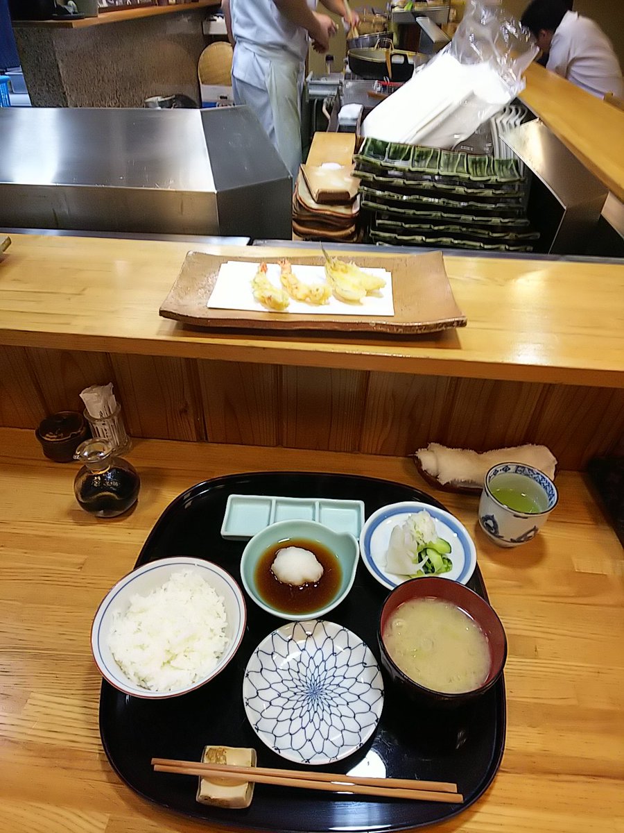 ট ইট র せーぱん アトリエせーぱん 平日だけど贅沢してみた 目の前で揚げてくれる天ぷら屋さん 水戸の 瀧口 天麩羅定食 松 2 400円 熱々サクサクでプリプリです 美味しいやつは塩がオススメ