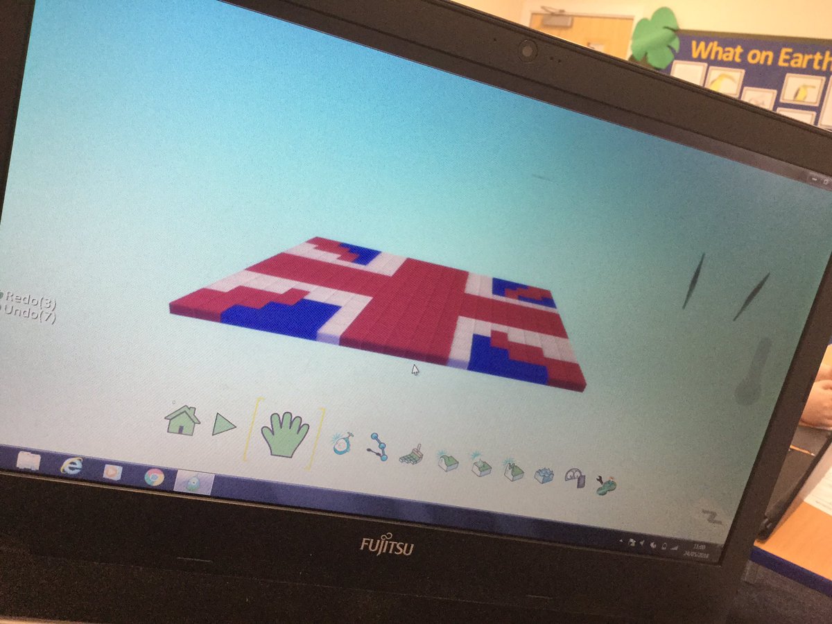 Y6WillowClass's tweet photo. Creative Week #RoyalWedding #DamienHirst #Kodu #baking https://t.co/oDwYVWmFrE