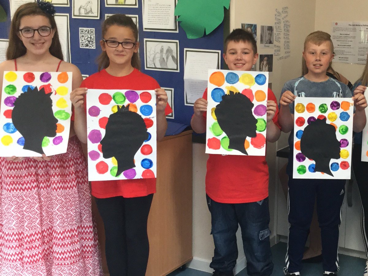 Y6WillowClass's tweet photo. Creative Week #RoyalWedding #DamienHirst #Kodu #baking https://t.co/oDwYVWmFrE