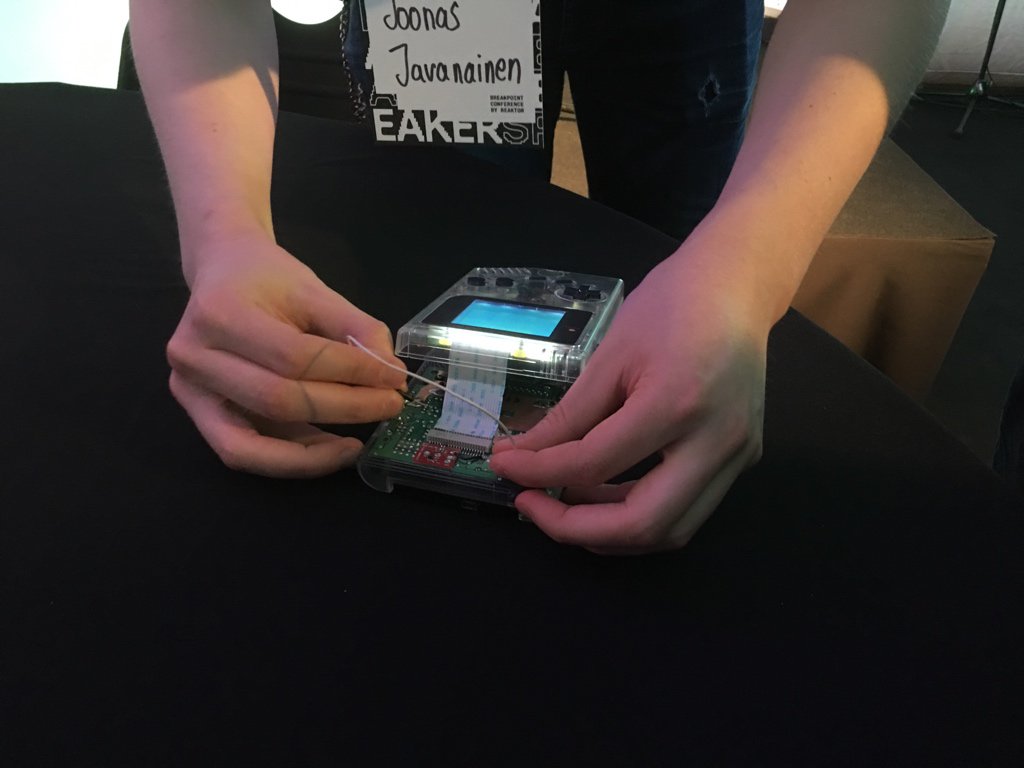 petsq's tweet image. High wizardry at #ReaktorBreakpoint! @gekkio live-dumping a #GameBoy boot ROM: ”It’s really easy when you know how!”