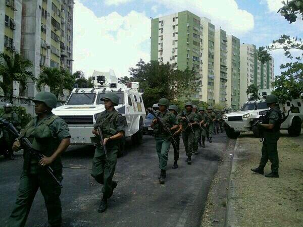 Watcher_Ven's tweet photo. #24May / Militarizan el sector La Churuata par evitar protestas. Nunca verás un operativo así en Vista al Sol o Castillito buscando malandros / #Guayana Puerto Ordaz https://t.co/GIFeptsnod
