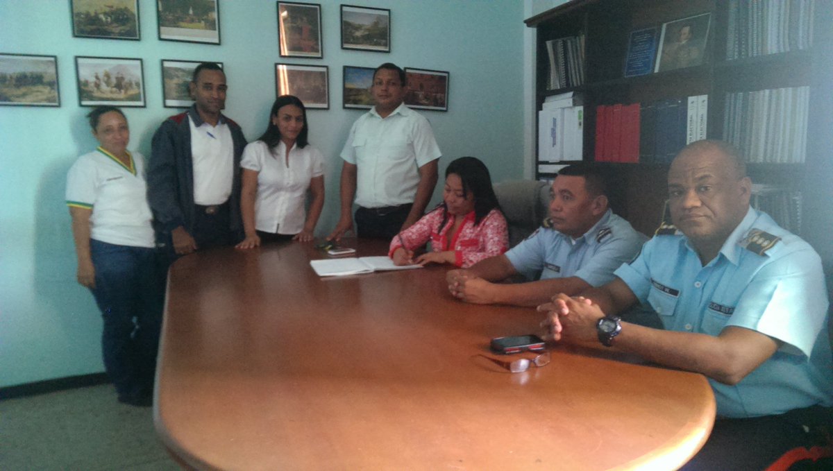 LuisUlacio7's tweet photo. Encuentro con los cuerpo de seguridad del Estado @POLIFALCON Buscándole soluciones a la problemática de las Instituciones Educativa, por los constante robo que están sufriendo. #UnGobiernosDeCalleParaUstedes https://t.co/UsYijrYsJe