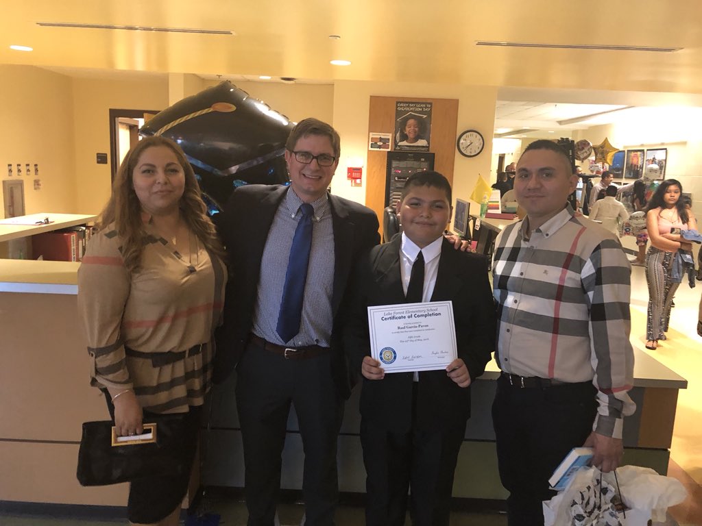 ojiverde141's tweet photo. #CONGRATULATIONS👨🏻‍🎓🙌🏻💙🙏🏻 TO MY SON #RAULGARCIAPAVON💙👨🏻‍🎓#5THGRADE #GRADUATION #CLASSOF2018 #PROUDMOM😘#LAKEFORESTELEMENTARYSCHOOL @TBarton42 @kpierson109 @LakeForestPTA https://t.co/gBK9yirKic