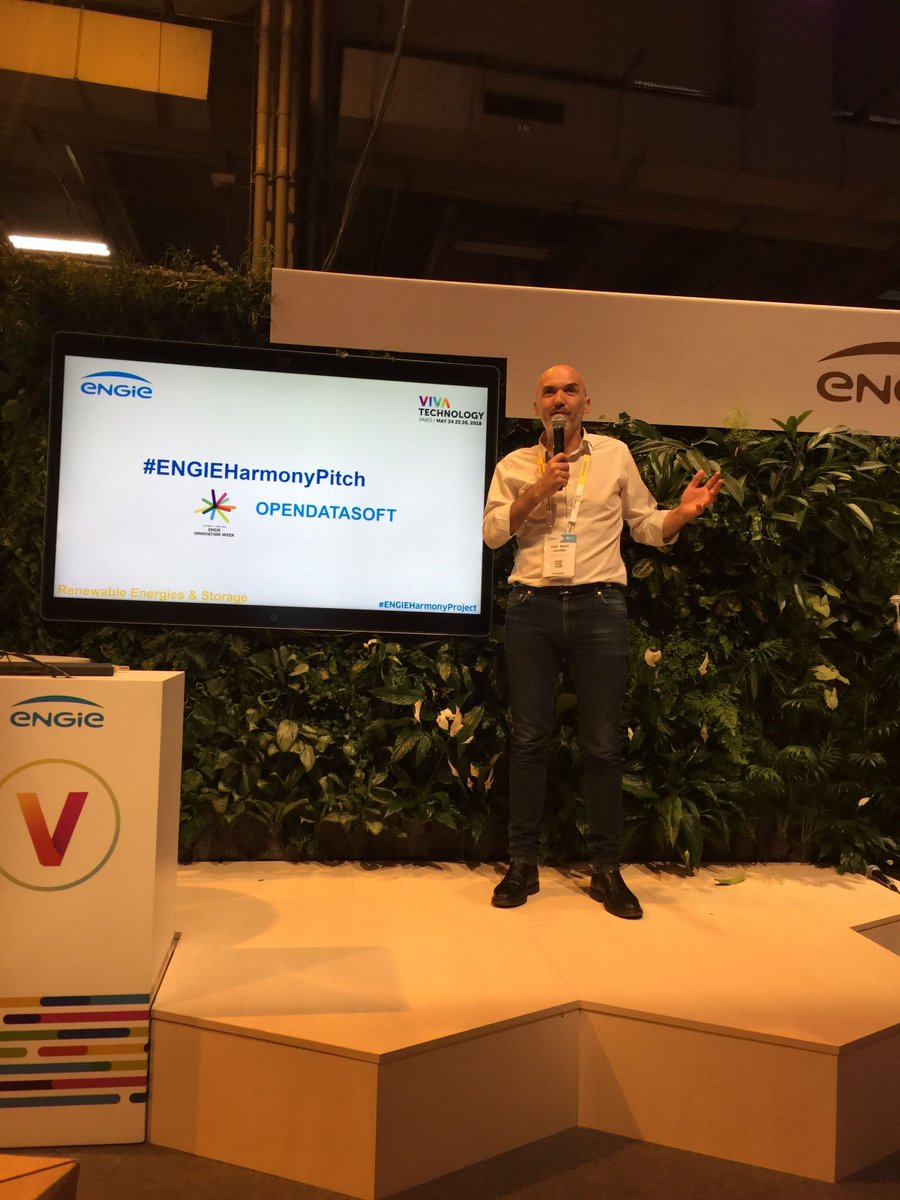 huwise_fr's tweet image. &quot;Si les #data ne circulent pas, les usages n&apos;existent pas !&quot; Sur l&apos;estrade @Engie #VivaTech, @JMLAZARD explique comment #OpenDataSoft facilite l&apos;échange de #données entre opérateurs de la #SmartCity et #collterr pour engager les bonnes prises de décision. #ENGIEHarmonyPitch